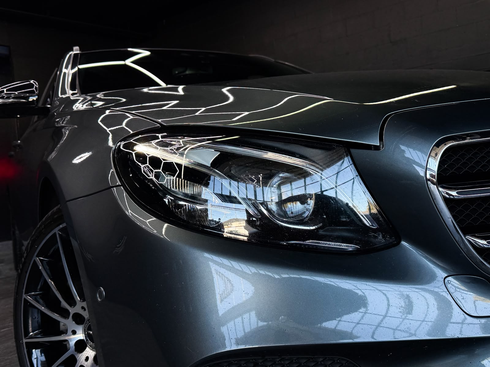 MERCEDES-BENZ E 220 d AMG Line *AHK* 4Matic 9G-Tronic-image-3