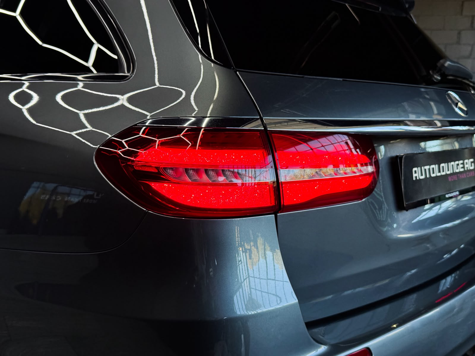 MERCEDES-BENZ E 220 d AMG Line *AHK* 4Matic 9G-Tronic-image-8