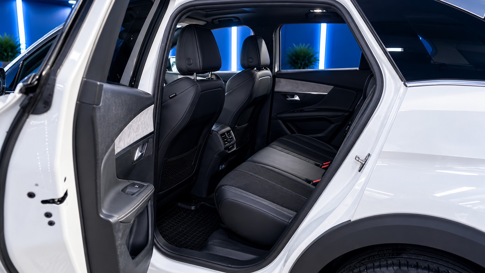 PEUGEOT 3008 1.5 BlueHDi GT Pack EAT8-image-8