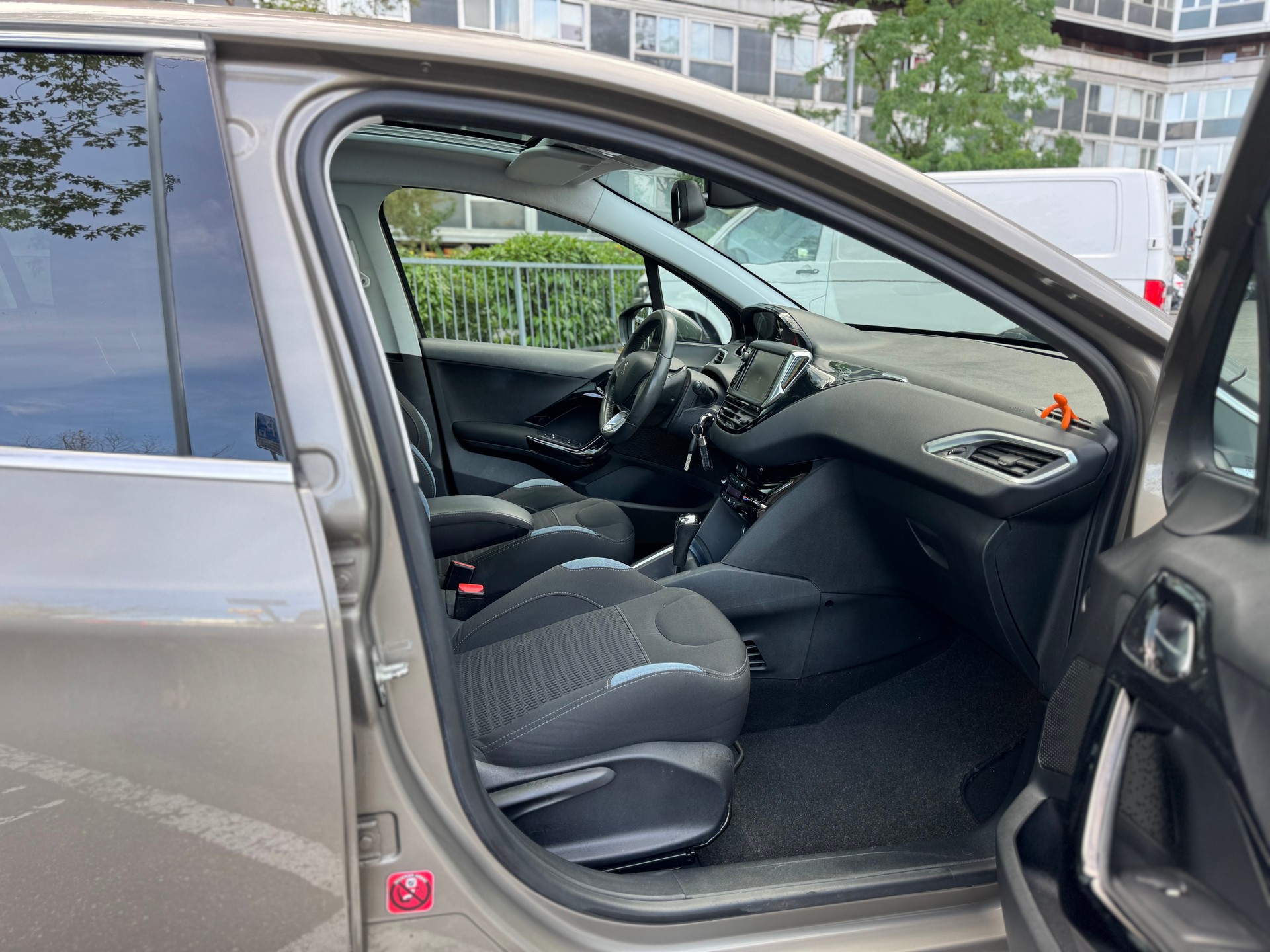 PEUGEOT 208 1.6 VTI Roland Garros Automatik-image-10
