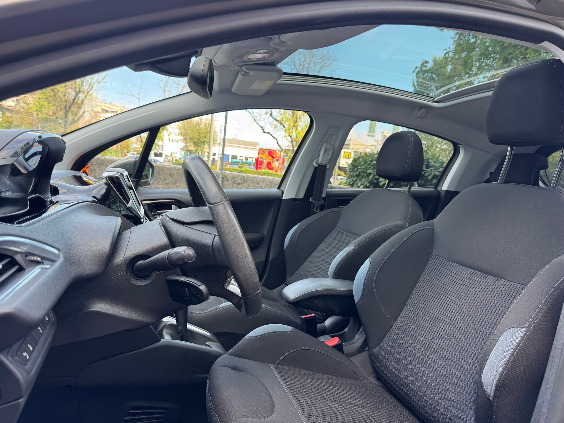 PEUGEOT 208 1.6 VTI Roland Garros Automatik-image-14