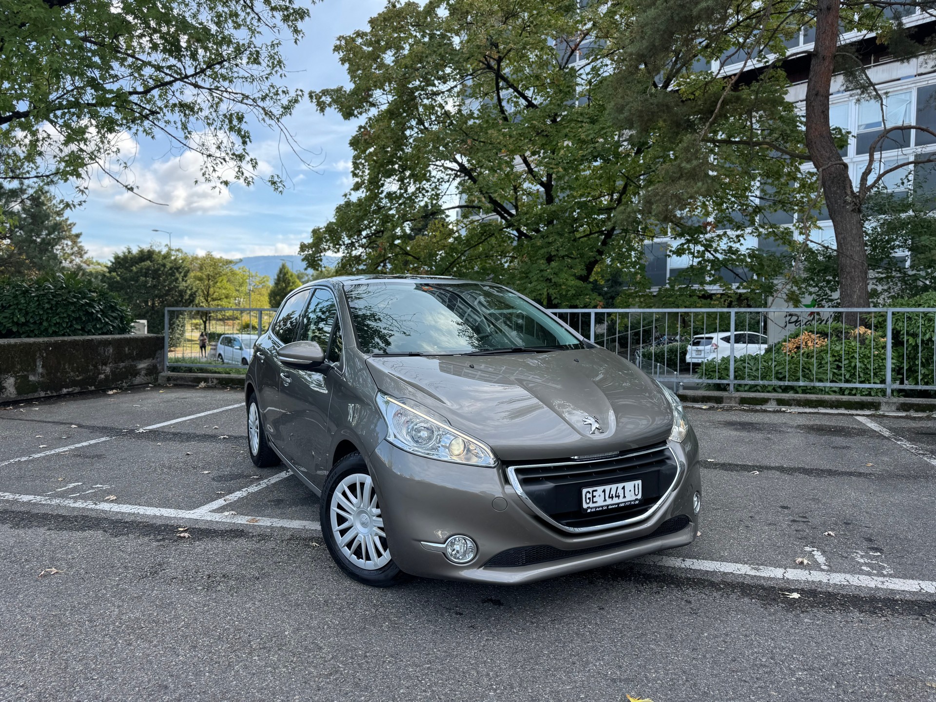 PEUGEOT 208 1.6 VTI Roland Garros Automatik-image-1
