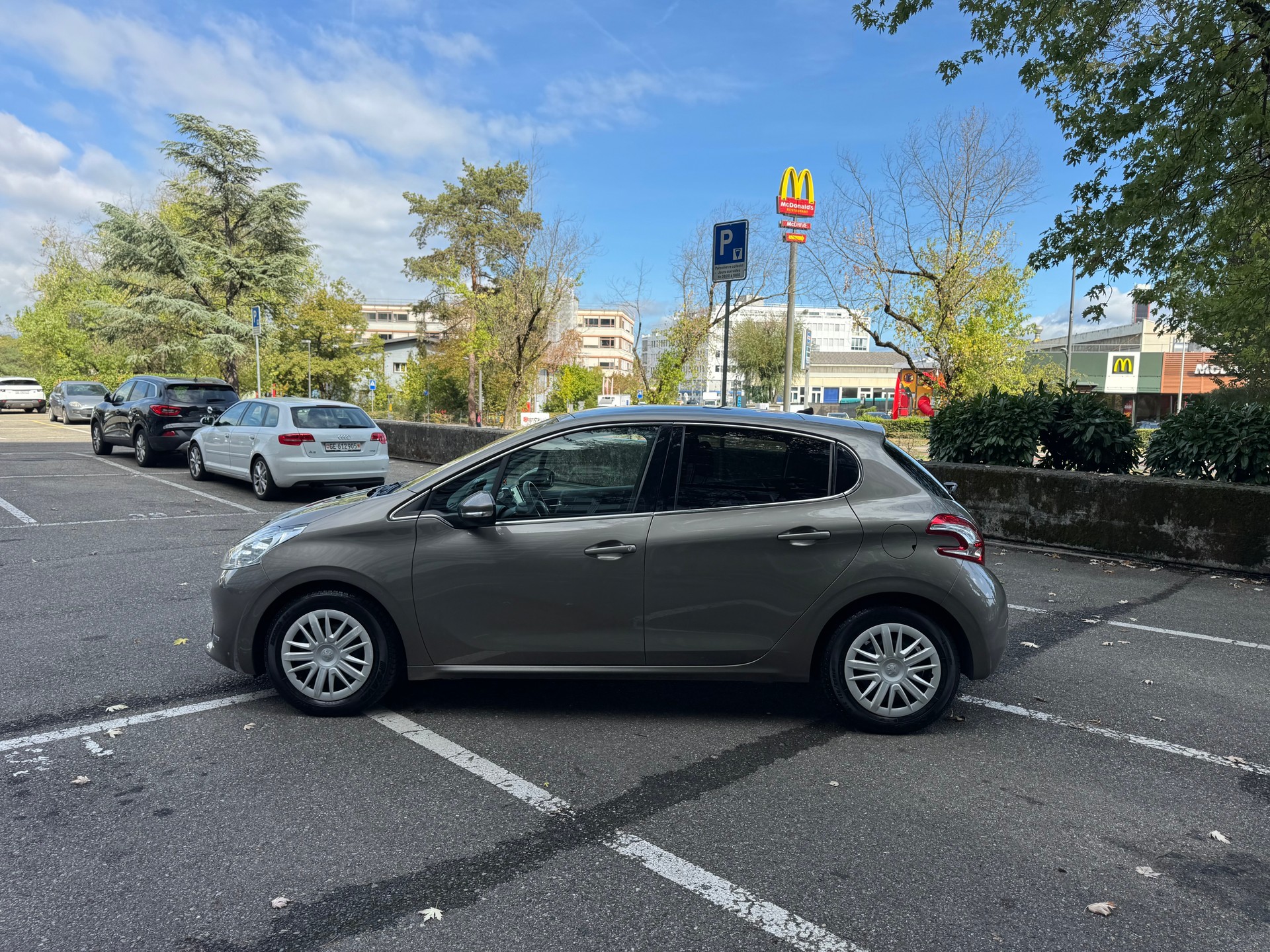 PEUGEOT 208 1.6 VTI Roland Garros Automatik-image-8