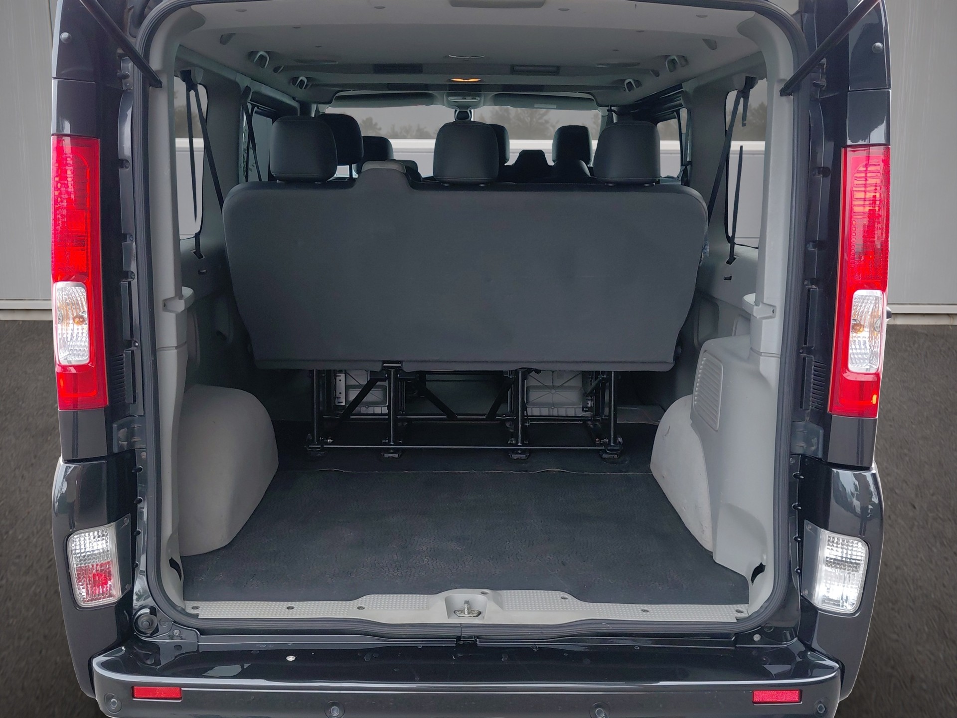 RENAULT Trafic 2.0 dCi Eco Grand Passenger Black Edition-image-13