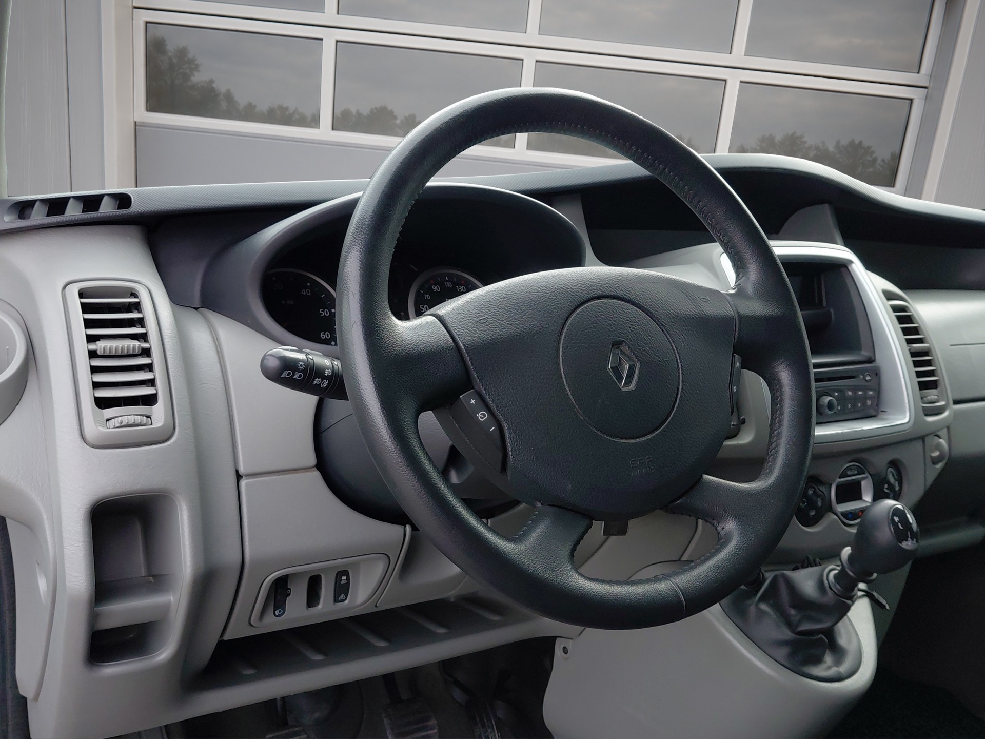 RENAULT Trafic 2.0 dCi Eco Grand Passenger Black Edition-image-8