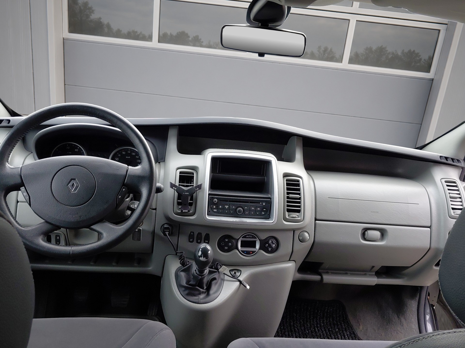 RENAULT Trafic 2.0 dCi Eco Grand Passenger Black Edition-image-10