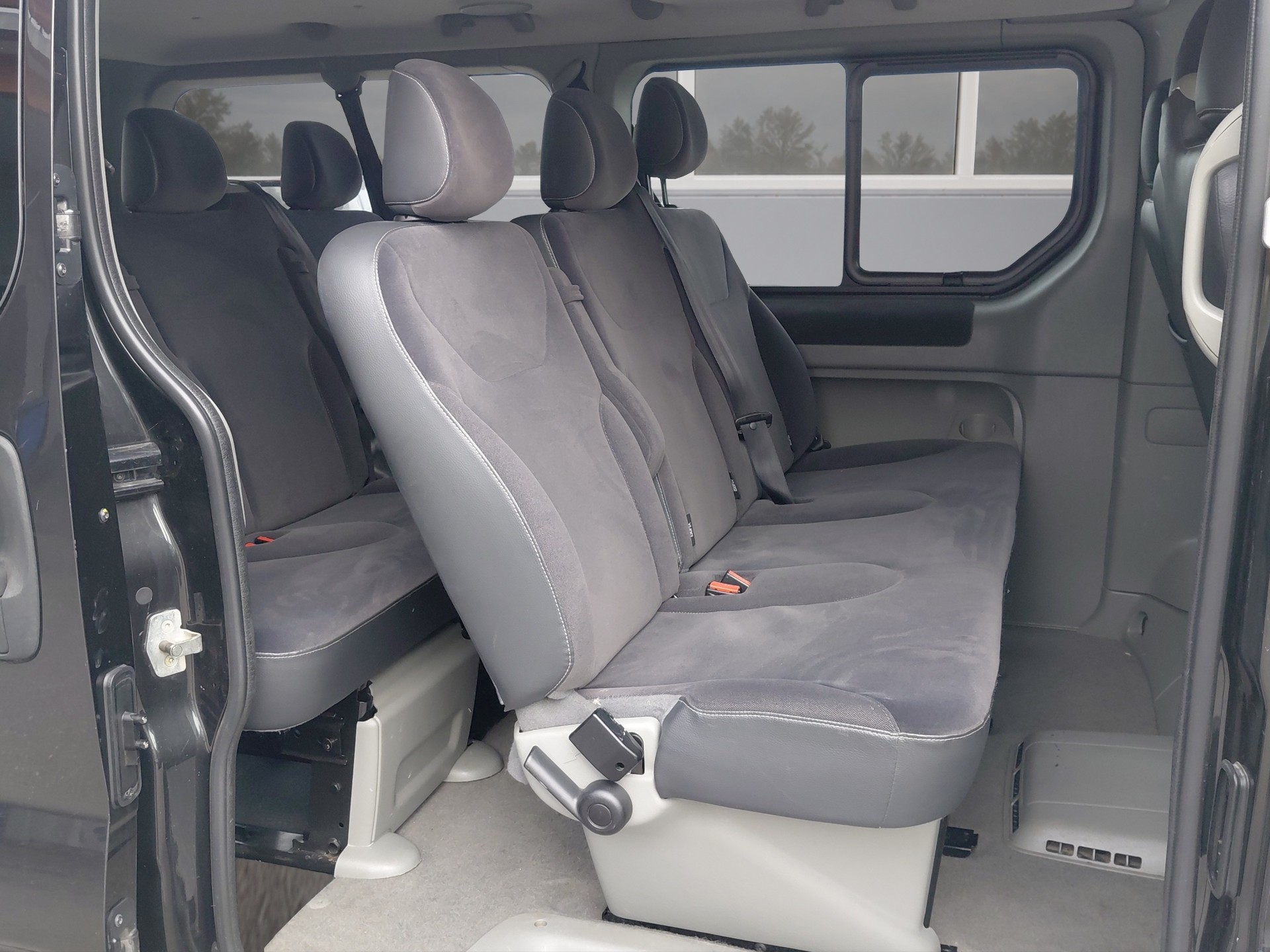 RENAULT Trafic 2.0 dCi Eco Grand Passenger Black Edition-image-11