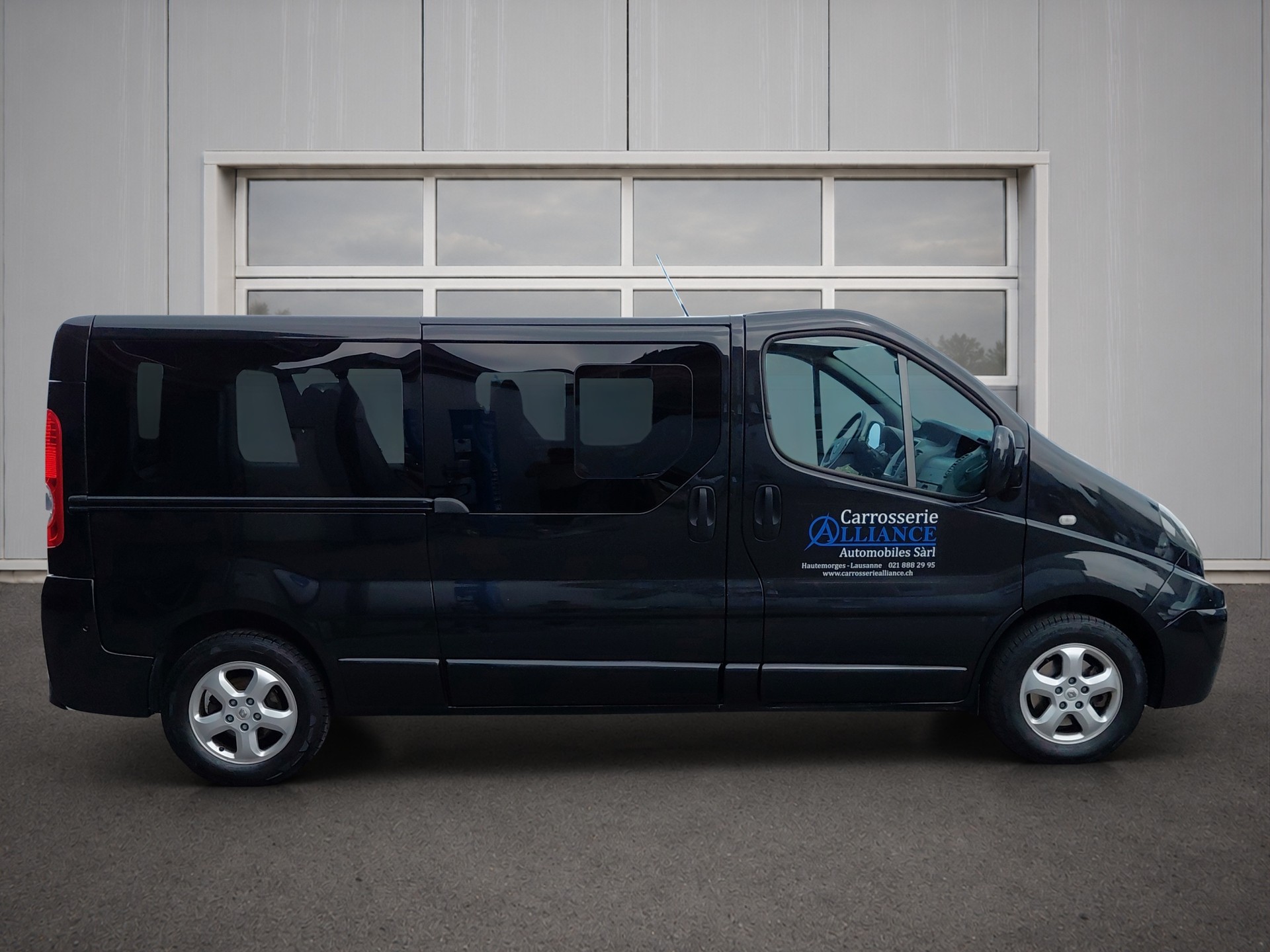 RENAULT Trafic 2.0 dCi Eco Grand Passenger Black Edition-image-6