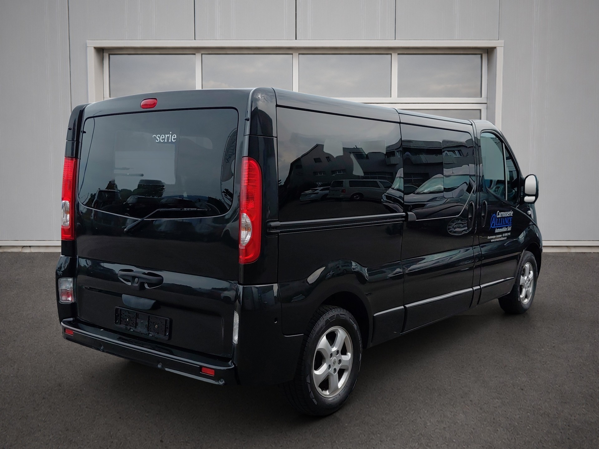 RENAULT Trafic 2.0 dCi Eco Grand Passenger Black Edition-image-5