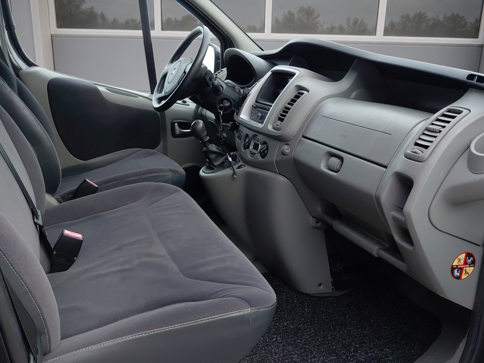 RENAULT Trafic 2.0 dCi Eco Grand Passenger Black Edition-image-9