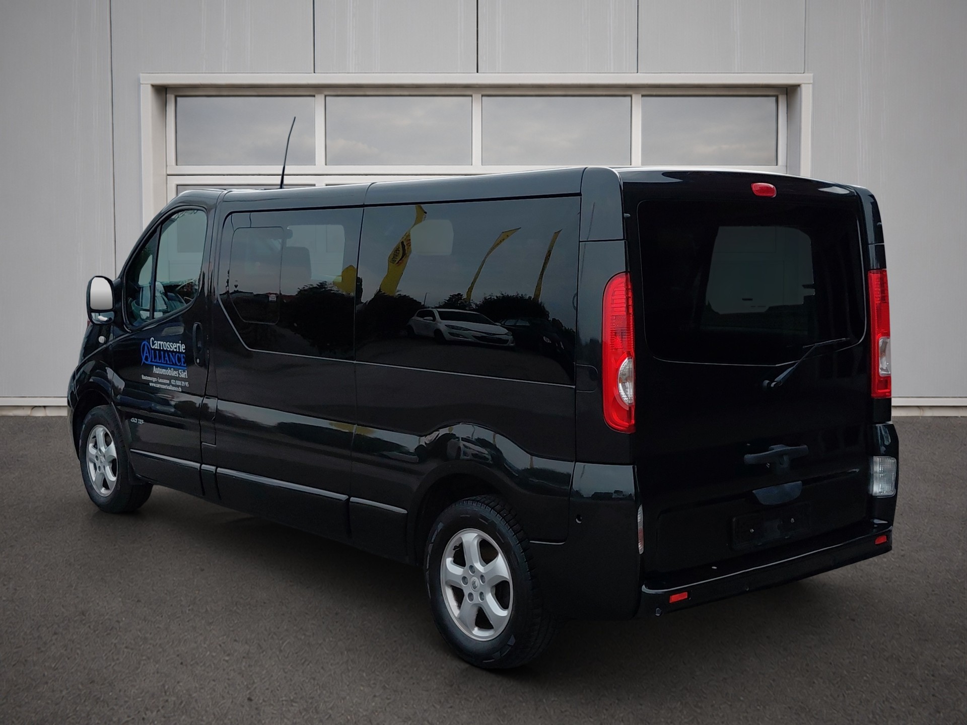 RENAULT Trafic 2.0 dCi Eco Grand Passenger Black Edition-image-3