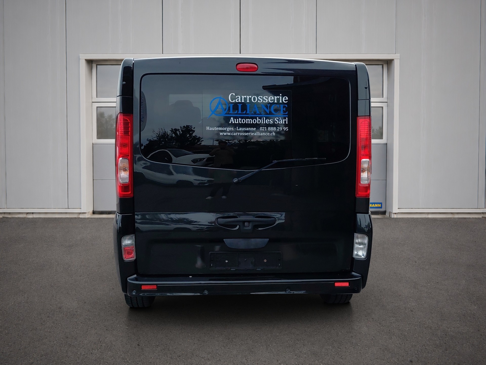 RENAULT Trafic 2.0 dCi Eco Grand Passenger Black Edition-image-4