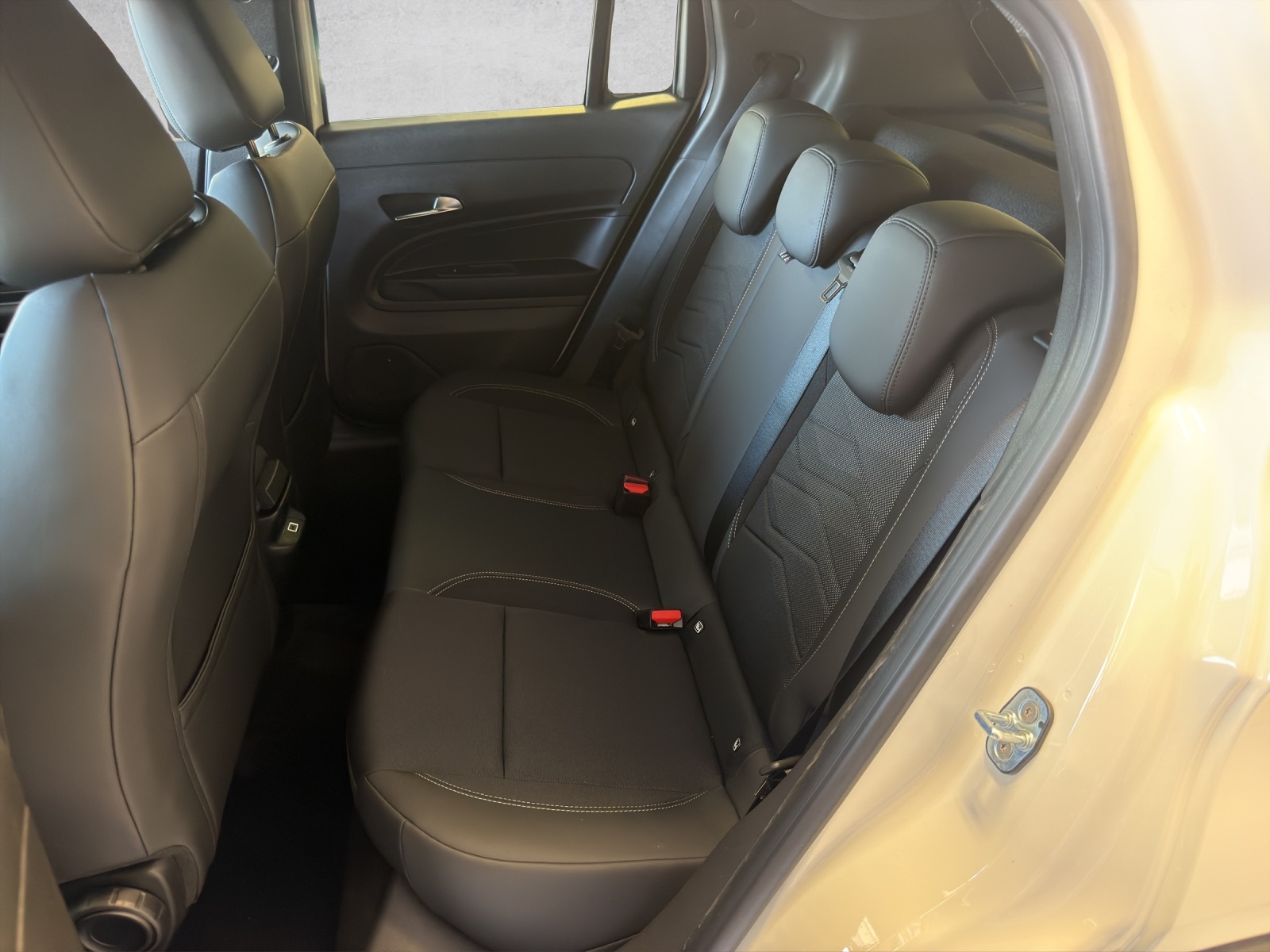 JEEP Avenger 1.2 MHEV Black Edition-image-9