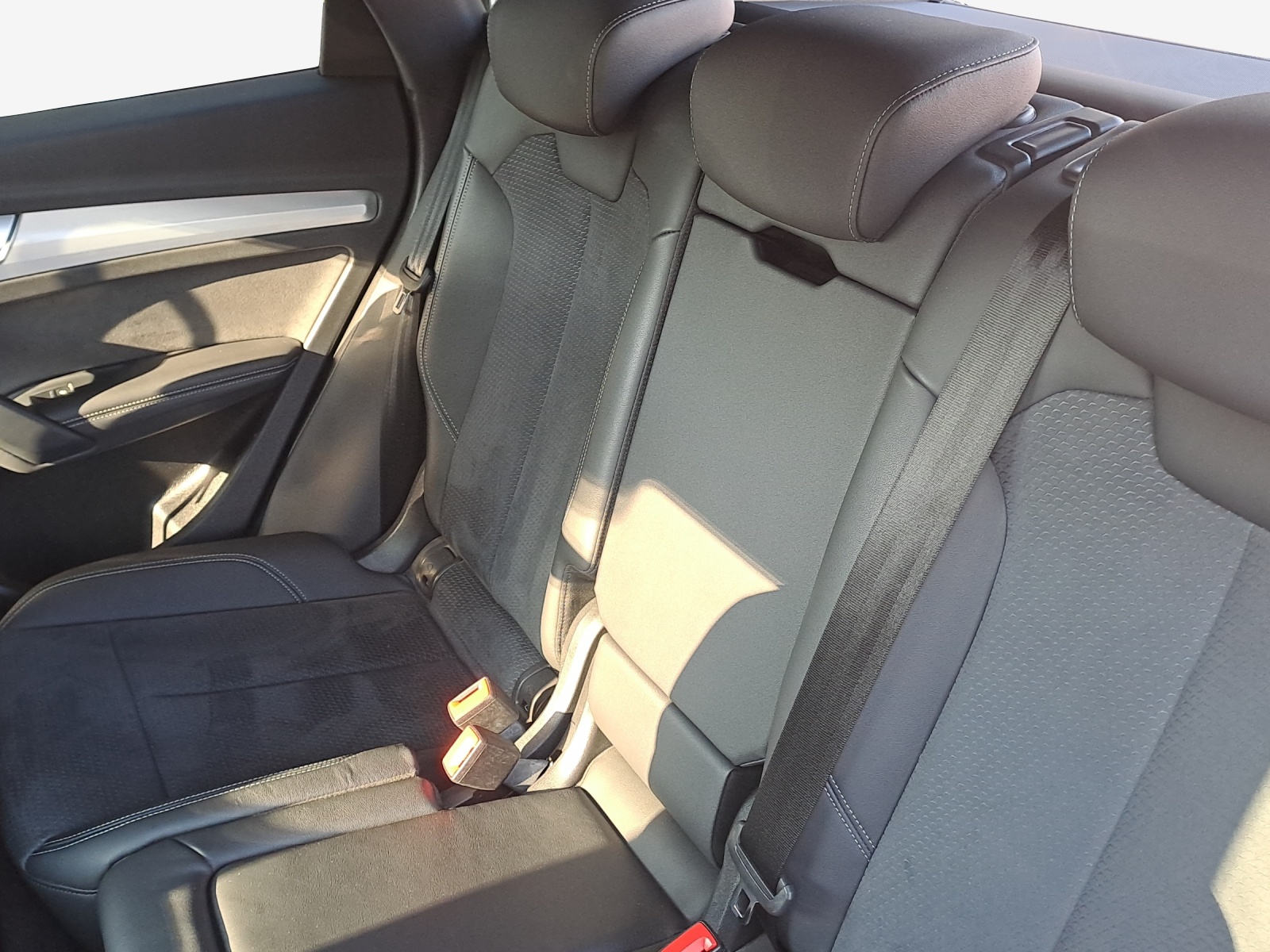 AUDI Q5 40 TDI Black Edition quattro S-tronic-image-11