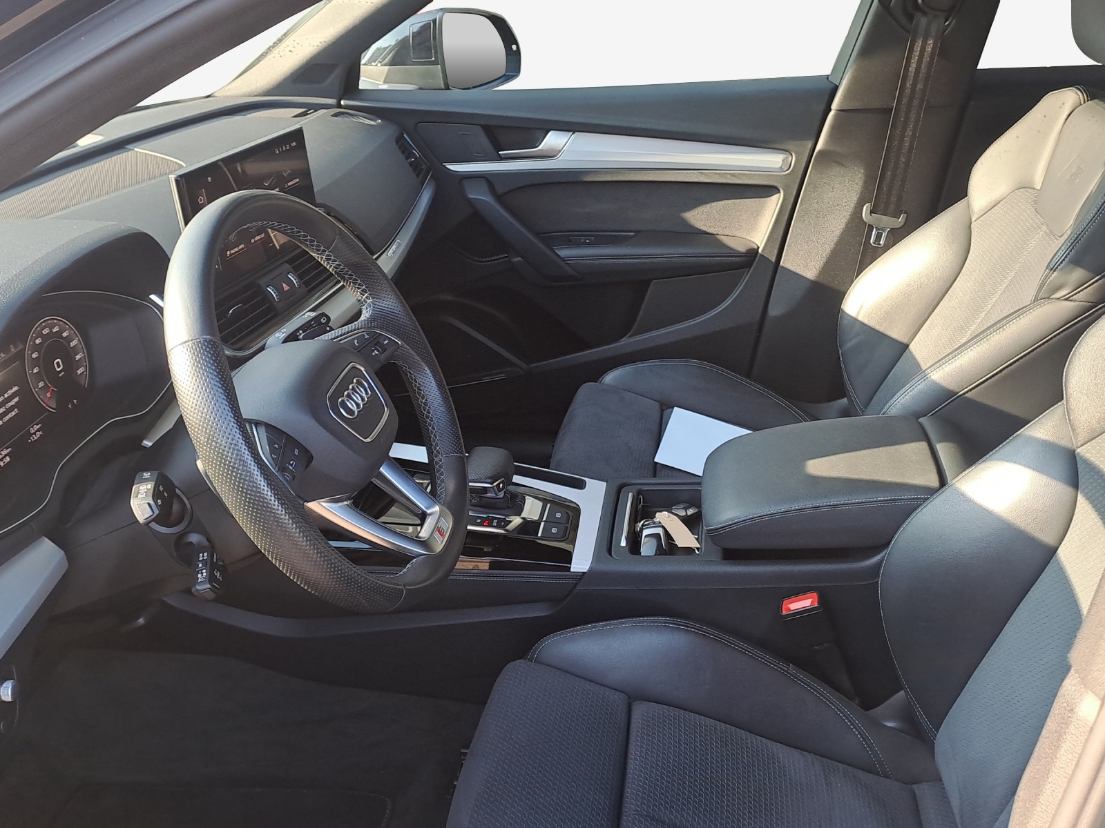 AUDI Q5 40 TDI Black Edition quattro S-tronic-image-7