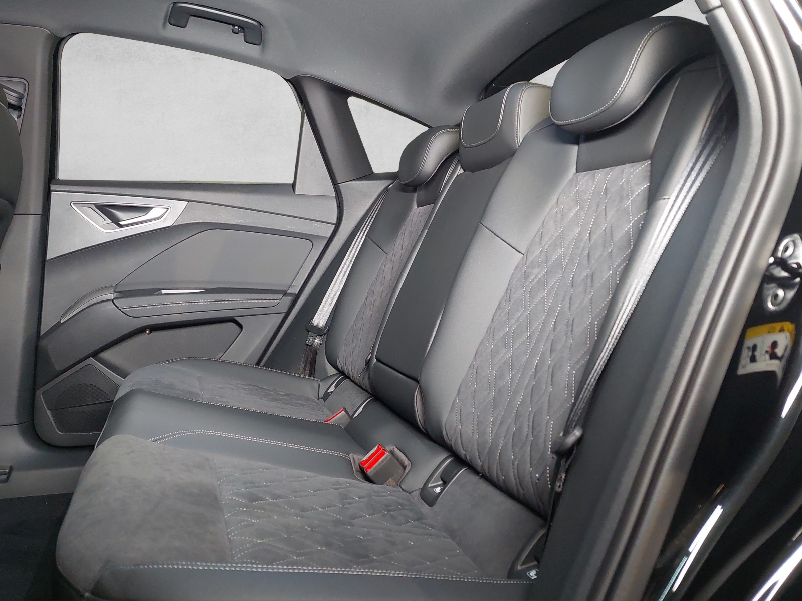 AUDI Q4 SB 50 e-tron quattro-image-8
