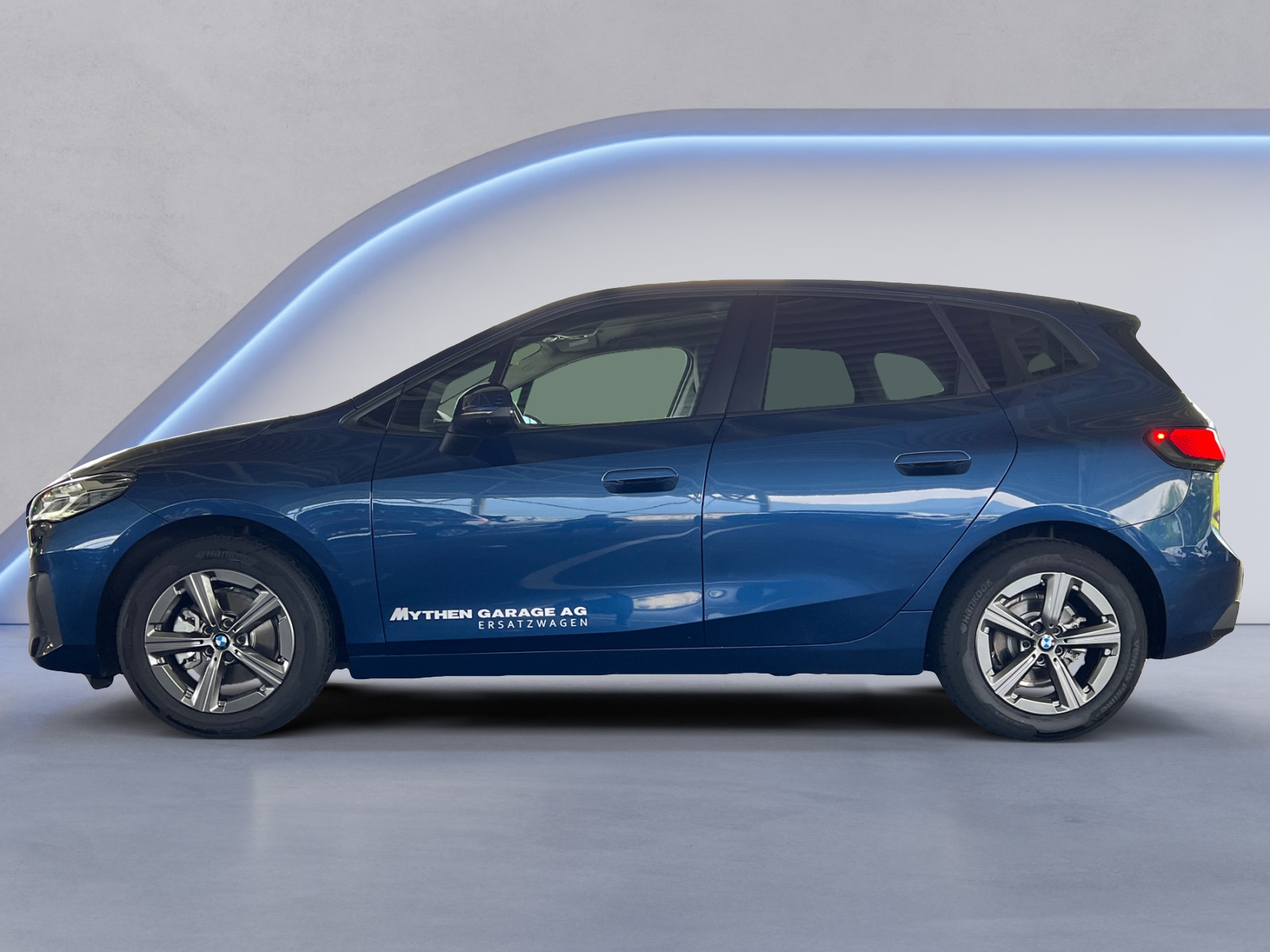 BMW 218i Active Tourer-image-1