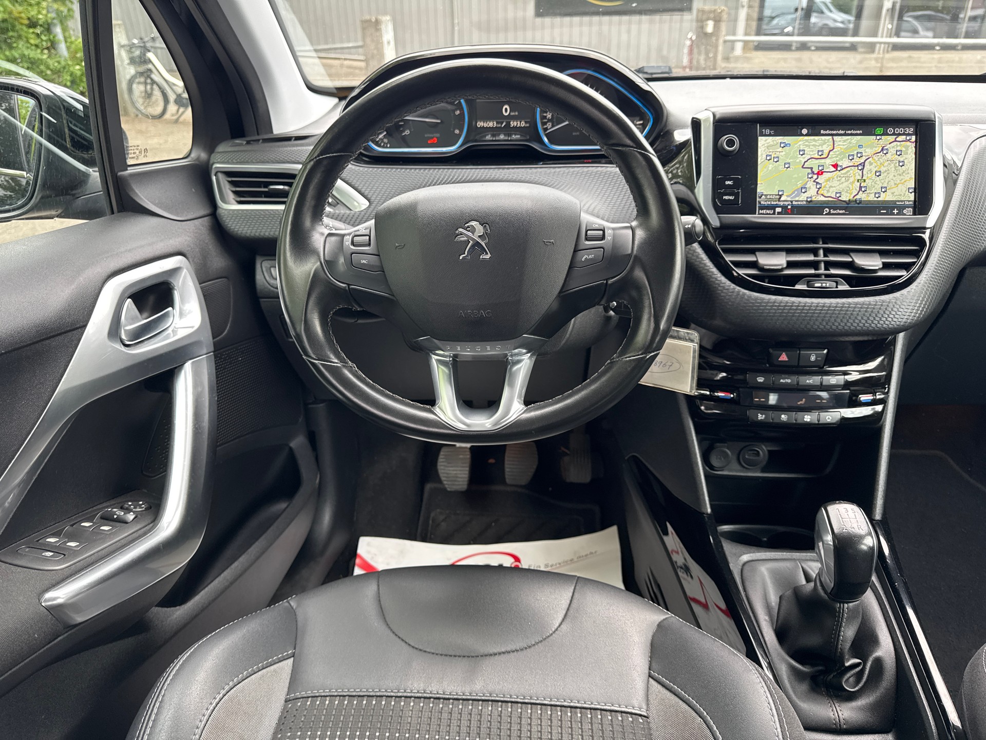 PEUGEOT 2008 1.5 BlueHDi Allure * Teil-Leder * Gr. Navi * Klima-auto * Tempomat * PDC H * Frisch Ab MFK-image-3
