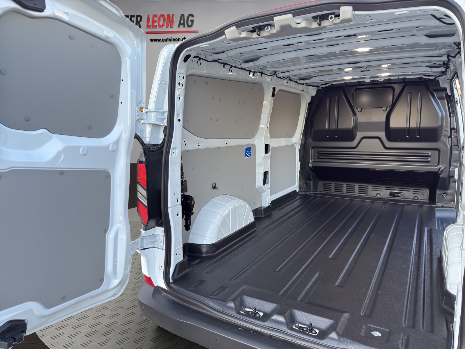 FORD Transit Custom Van 300 L2H1 Trend-image-18