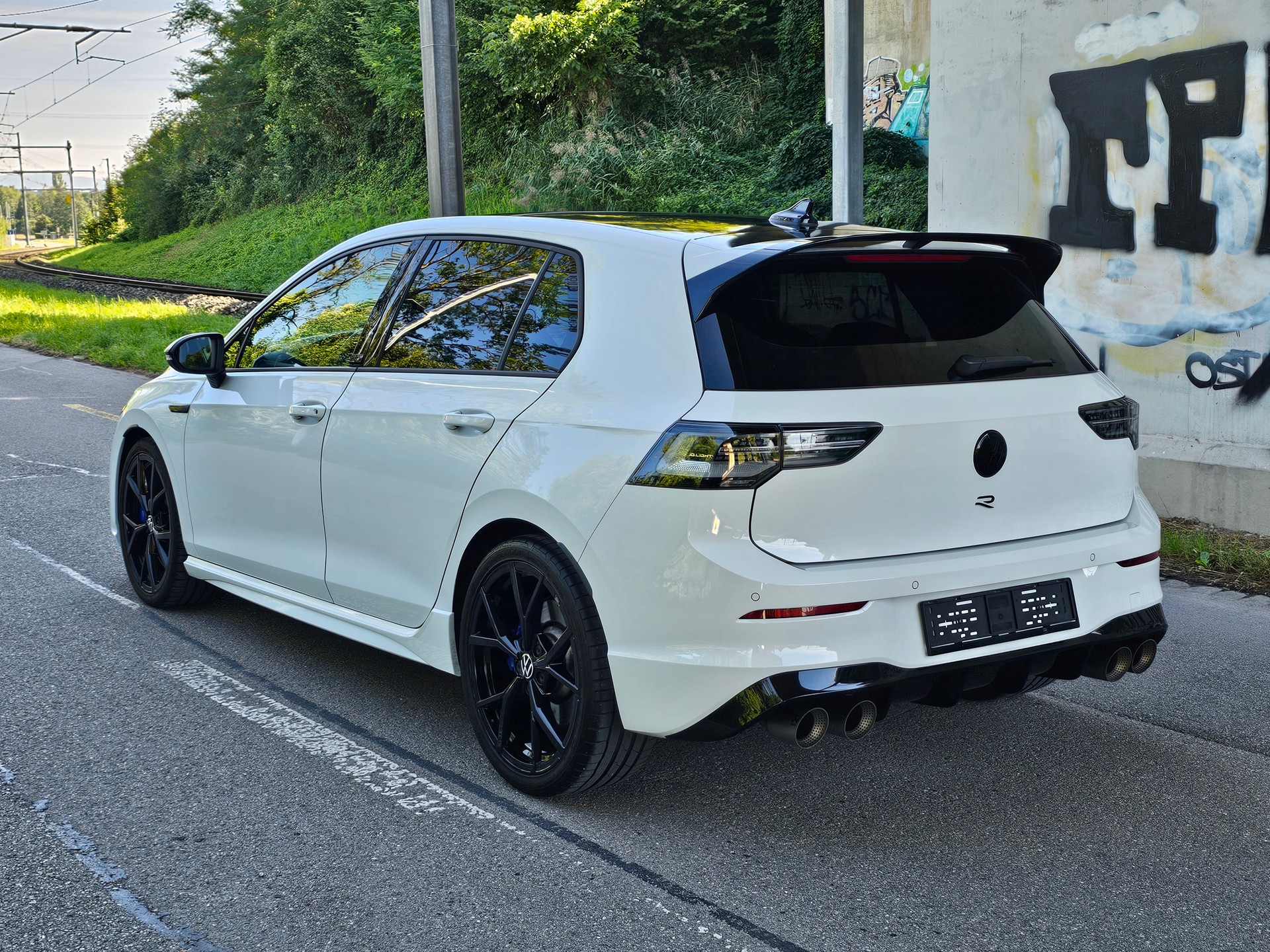 VW Golf 2.0 TSI R DSG 4Motion R 20 Years / Akrapovic-image-1