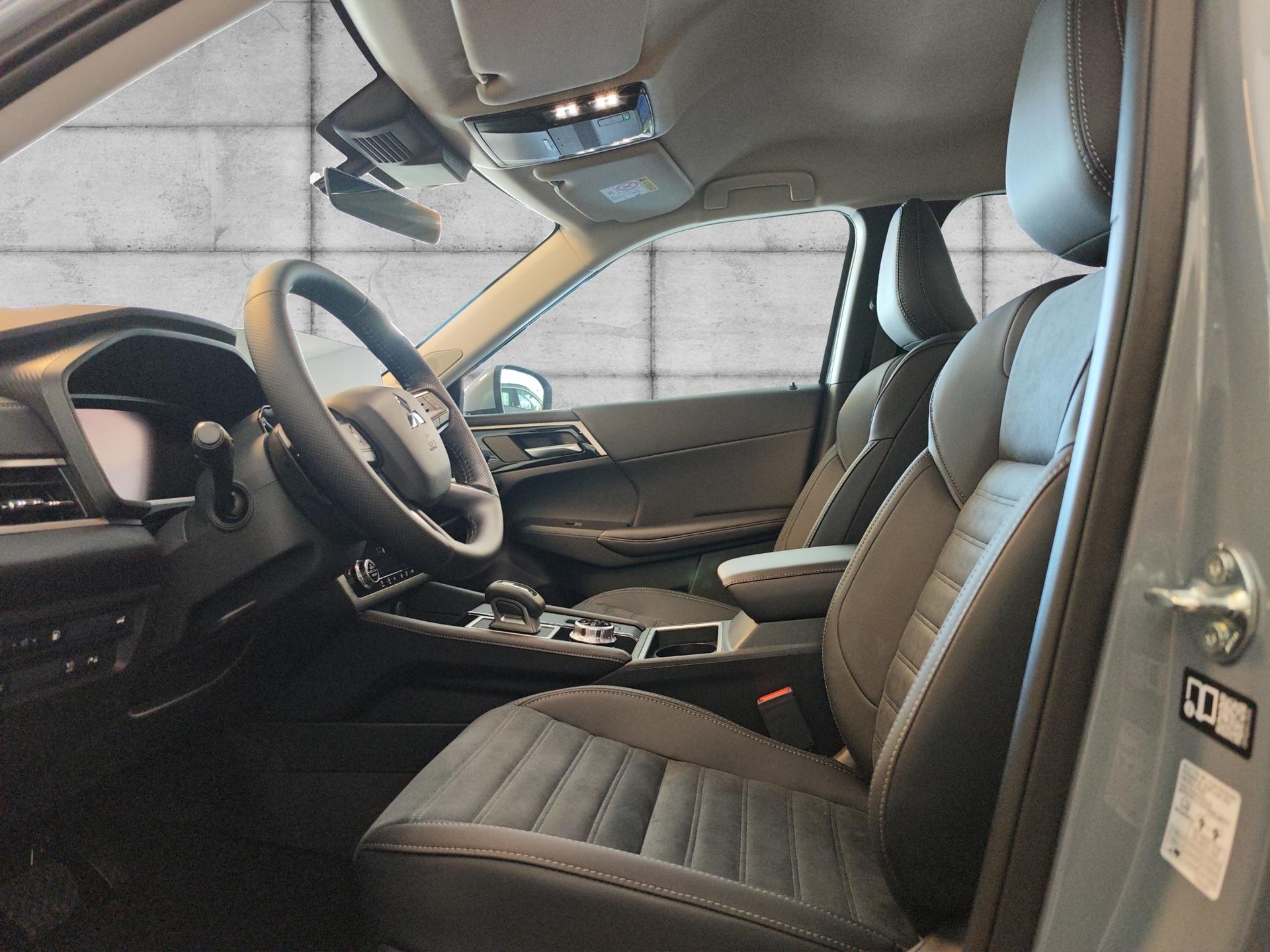 MITSUBISHI Outlander 2.4 PHEV Intense 4x4-image-3