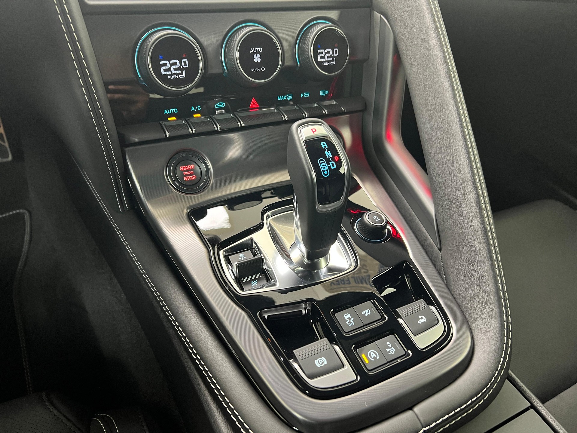 JAGUAR F-Type Convertible 5.0 V8 R AWD-image-8