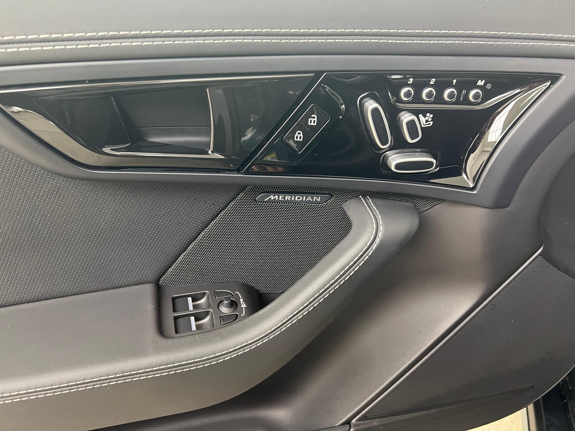 JAGUAR F-Type Convertible 5.0 V8 R AWD-image-9