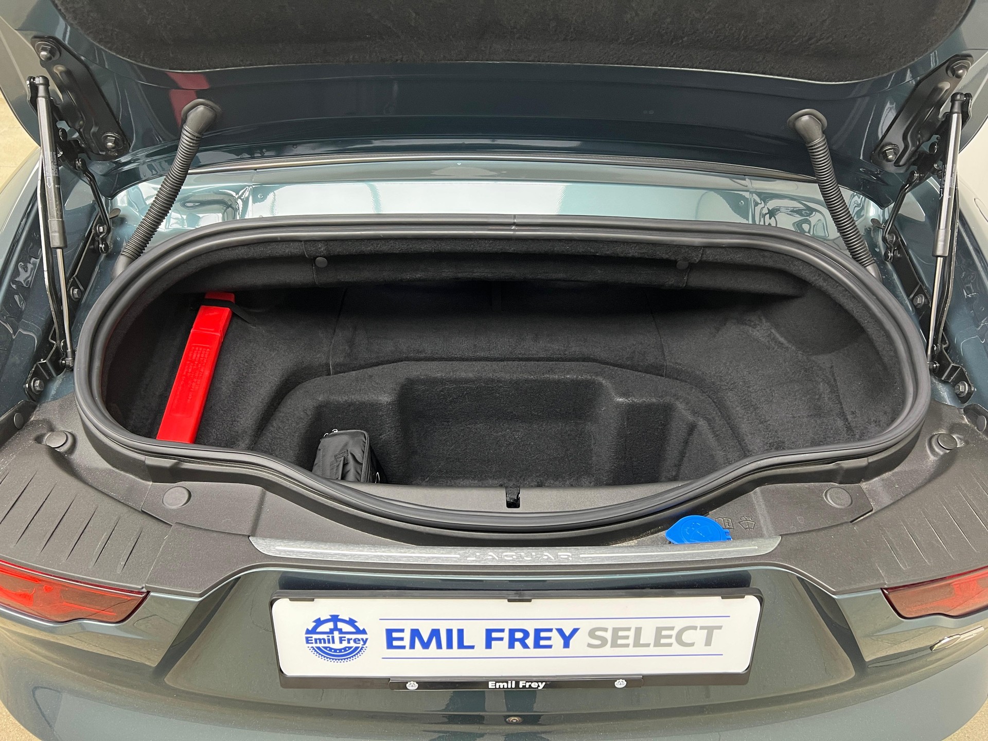 JAGUAR F-Type Convertible 5.0 V8 R AWD-image-17