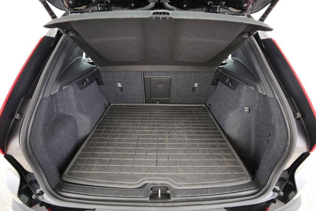 VOLVO XC40 P8 Twin R-Design AWD-image-13