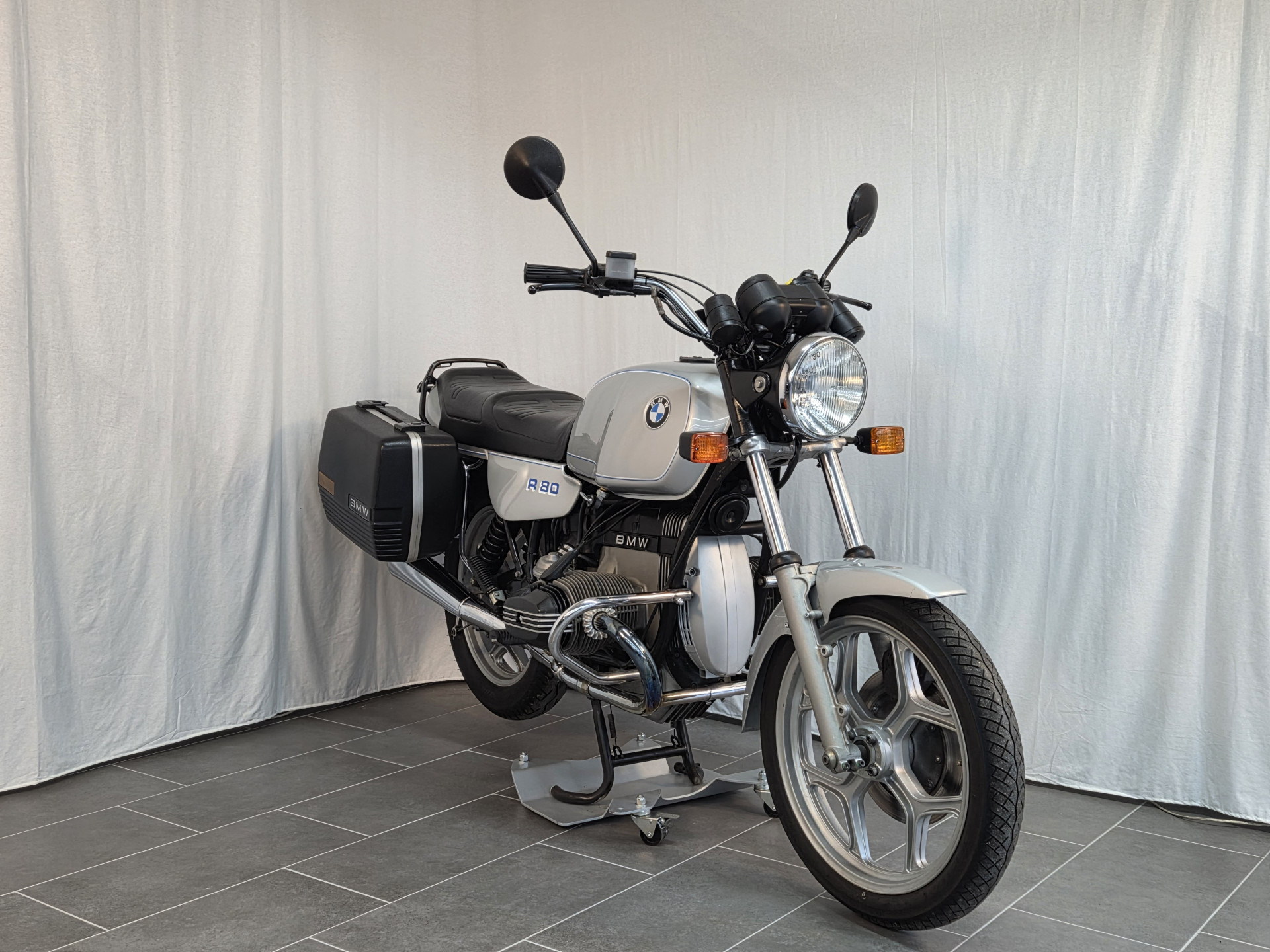 BMW R 80 aus 2. Hand-showroom-element-1