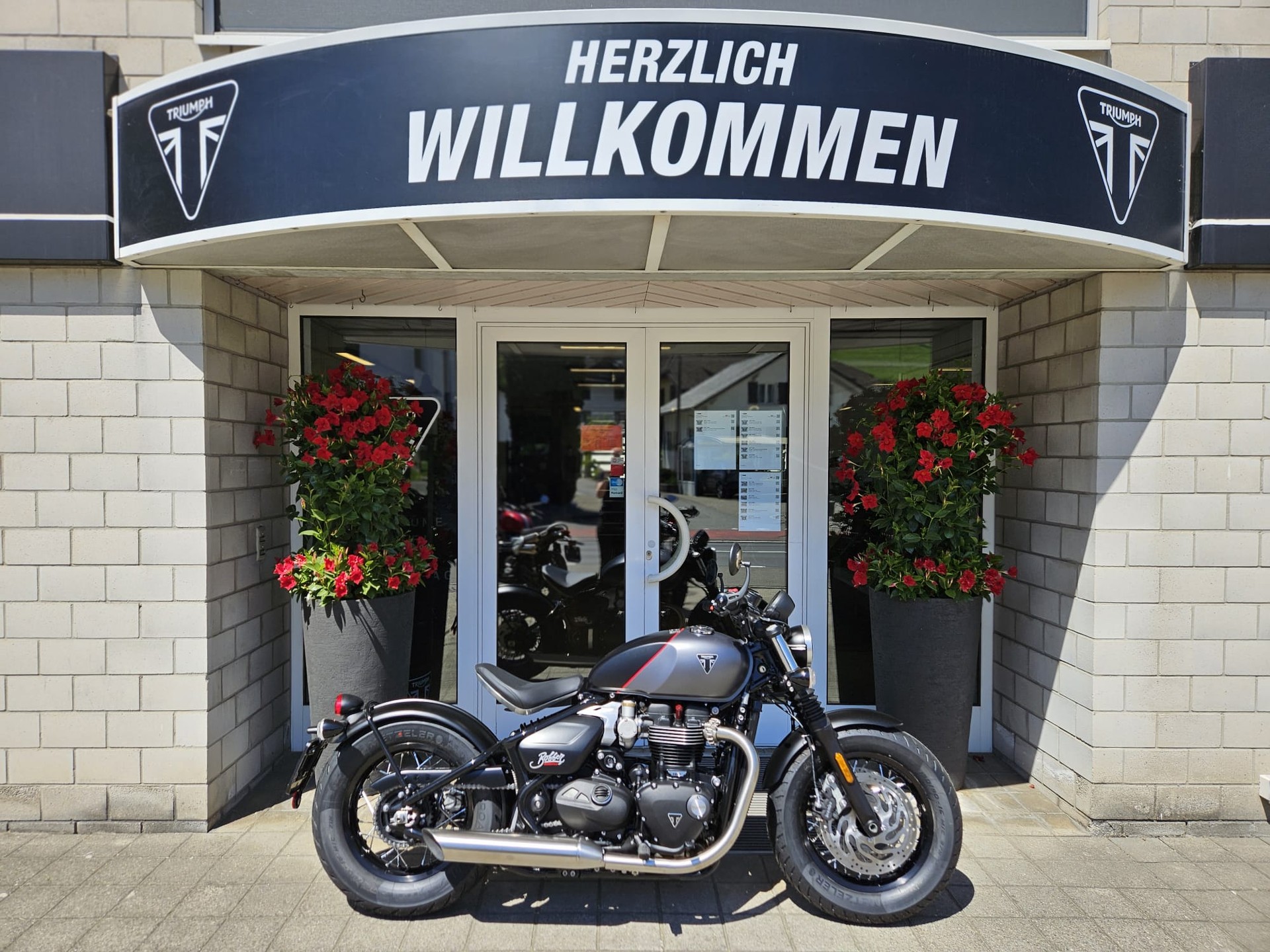 TRIUMPH Bonneville 1200 Bobber-showroom-element-1
