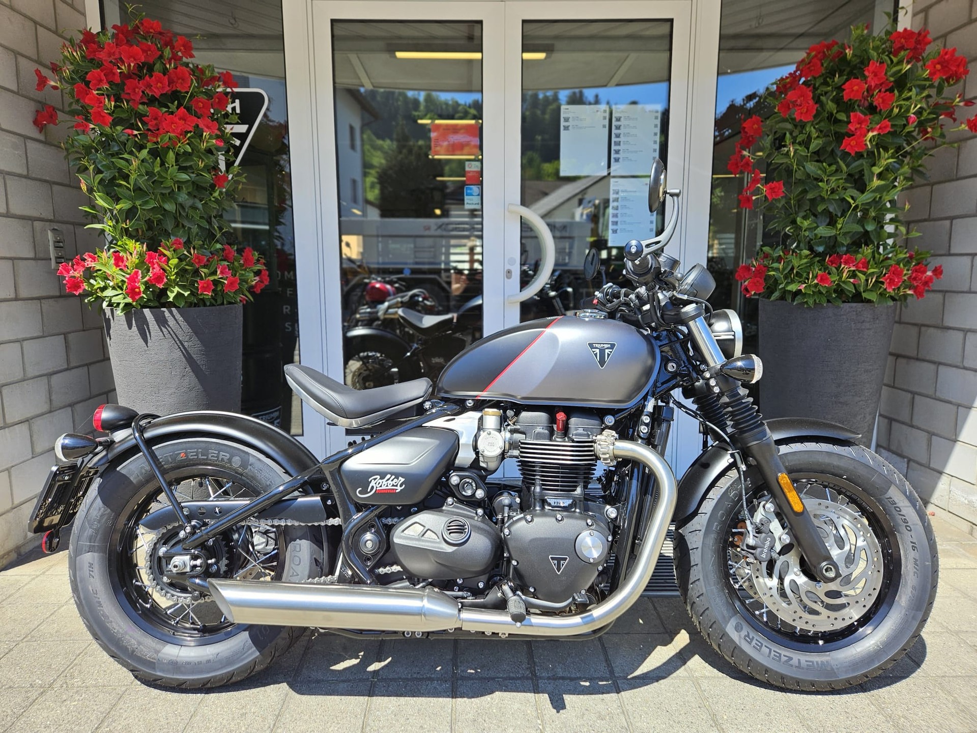TRIUMPH Bonneville 1200 Bobber-showroom-element-2