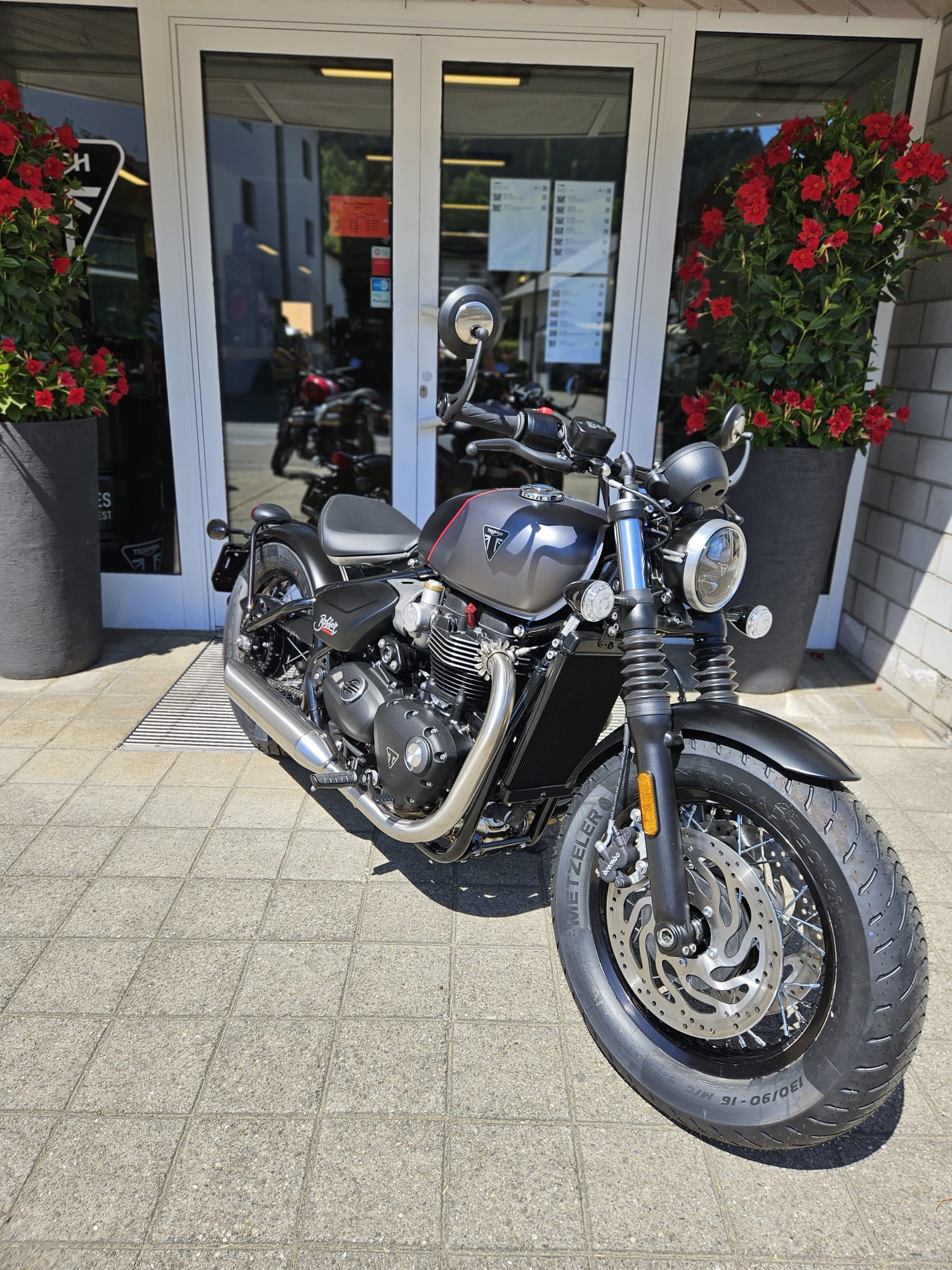 TRIUMPH Bonneville 1200 Bobber-showroom-element-3