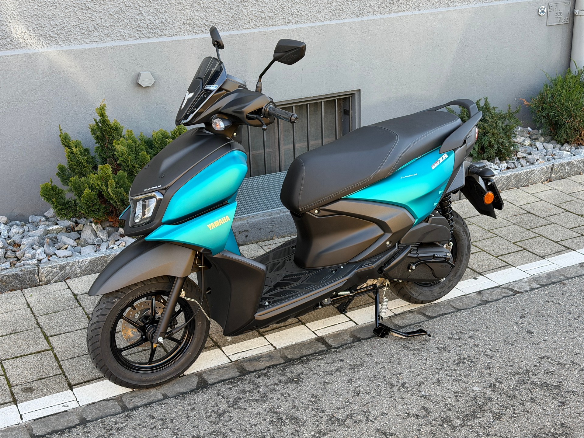 YAMAHA RayZR-showroom-element-1