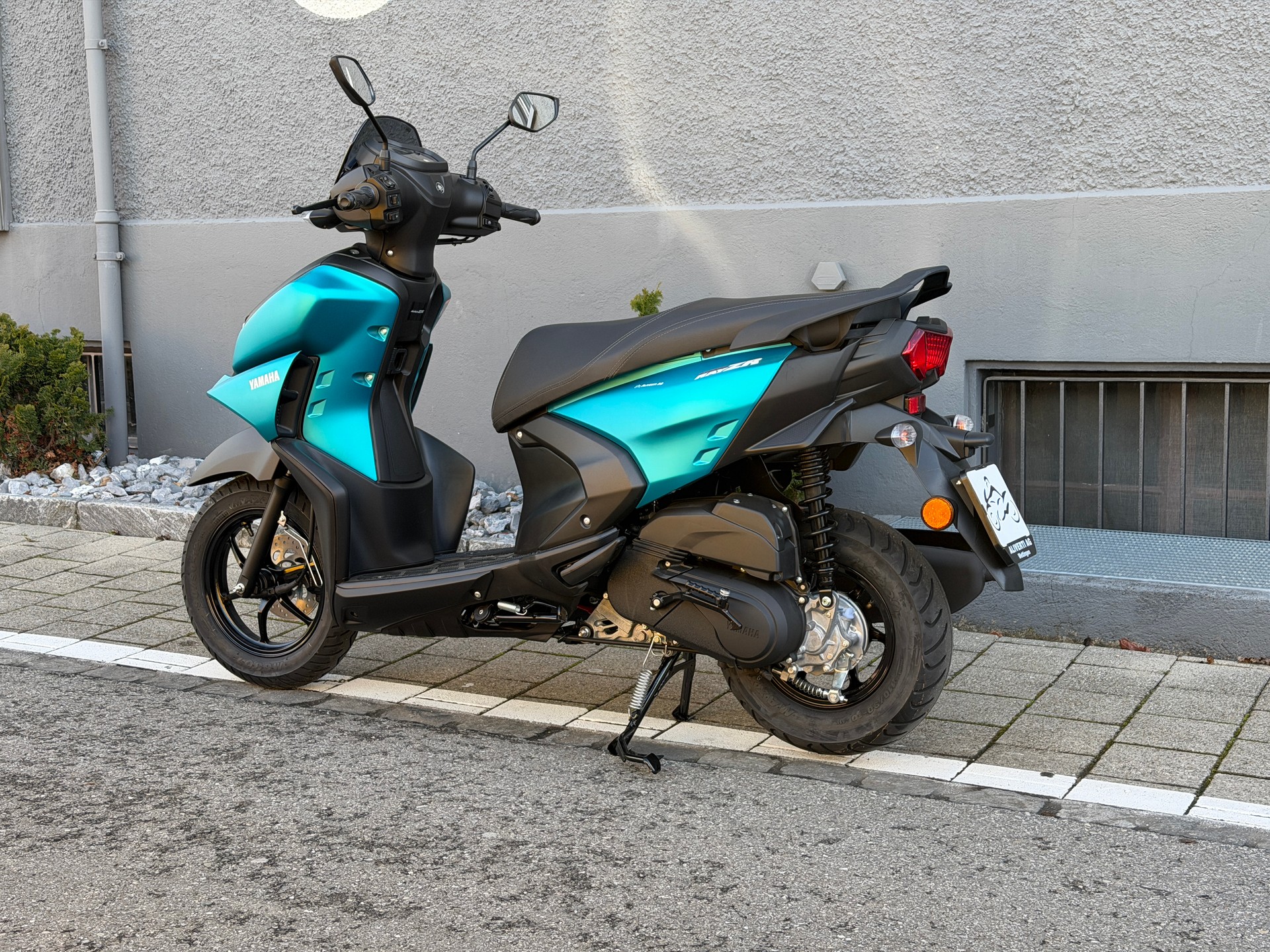 YAMAHA RayZR-showroom-element-2