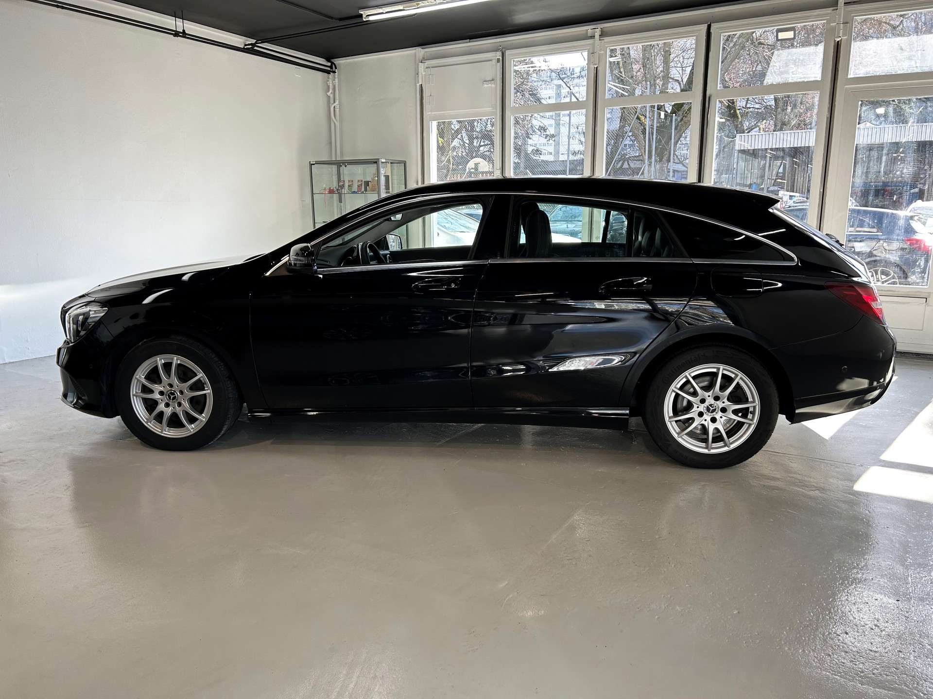 MERCEDES-BENZ CLA Shooting Brake 200 d Swiss Star Ed. 4M 7G-DCT-image-5