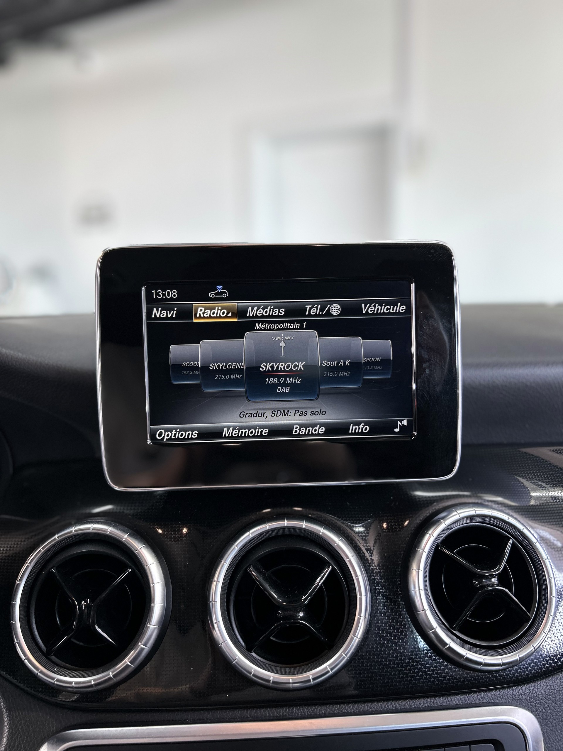 MERCEDES-BENZ CLA Shooting Brake 200 d Swiss Star Ed. 4M 7G-DCT-image-24