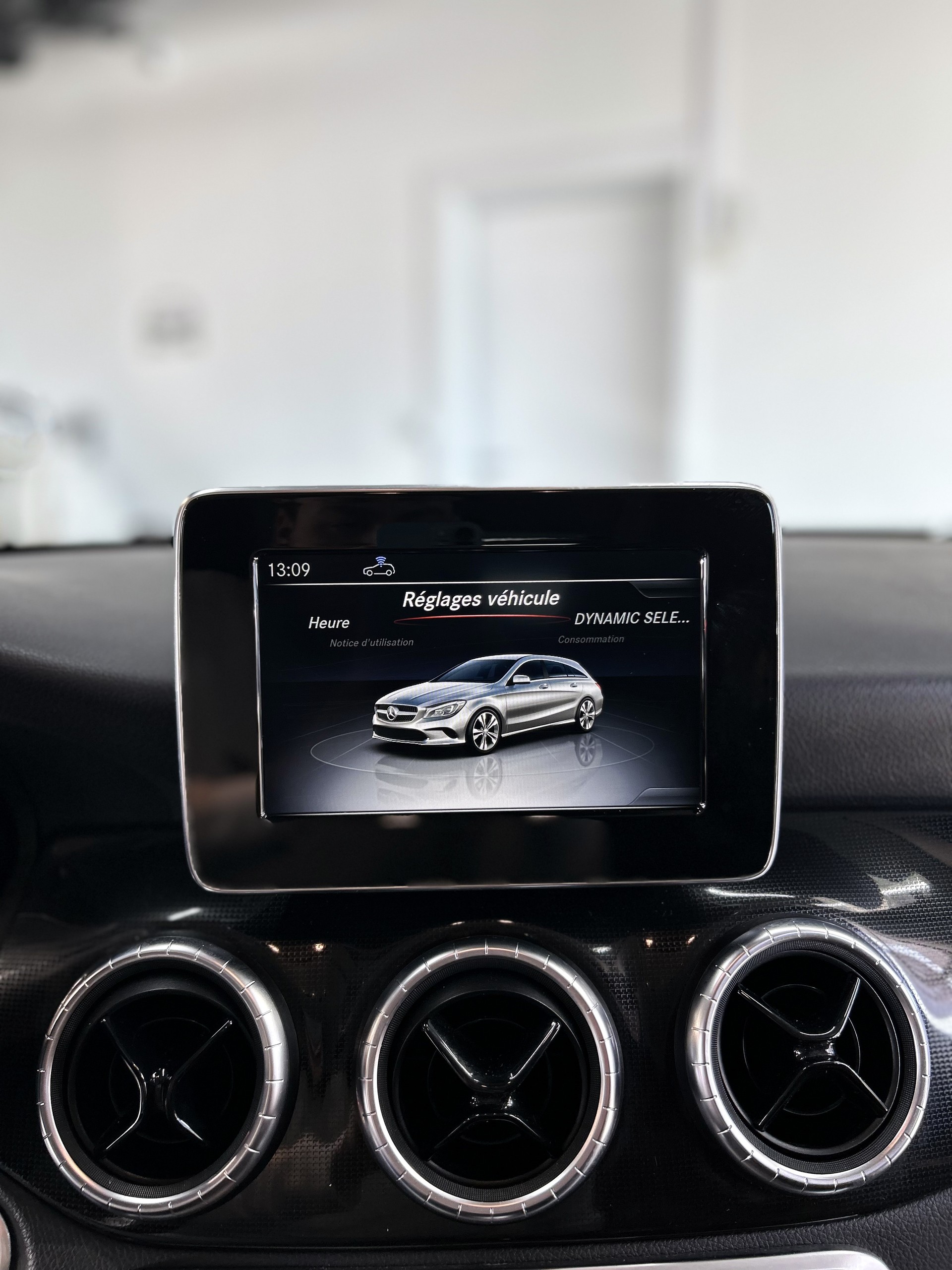 MERCEDES-BENZ CLA Shooting Brake 200 d Swiss Star Ed. 4M 7G-DCT-image-27