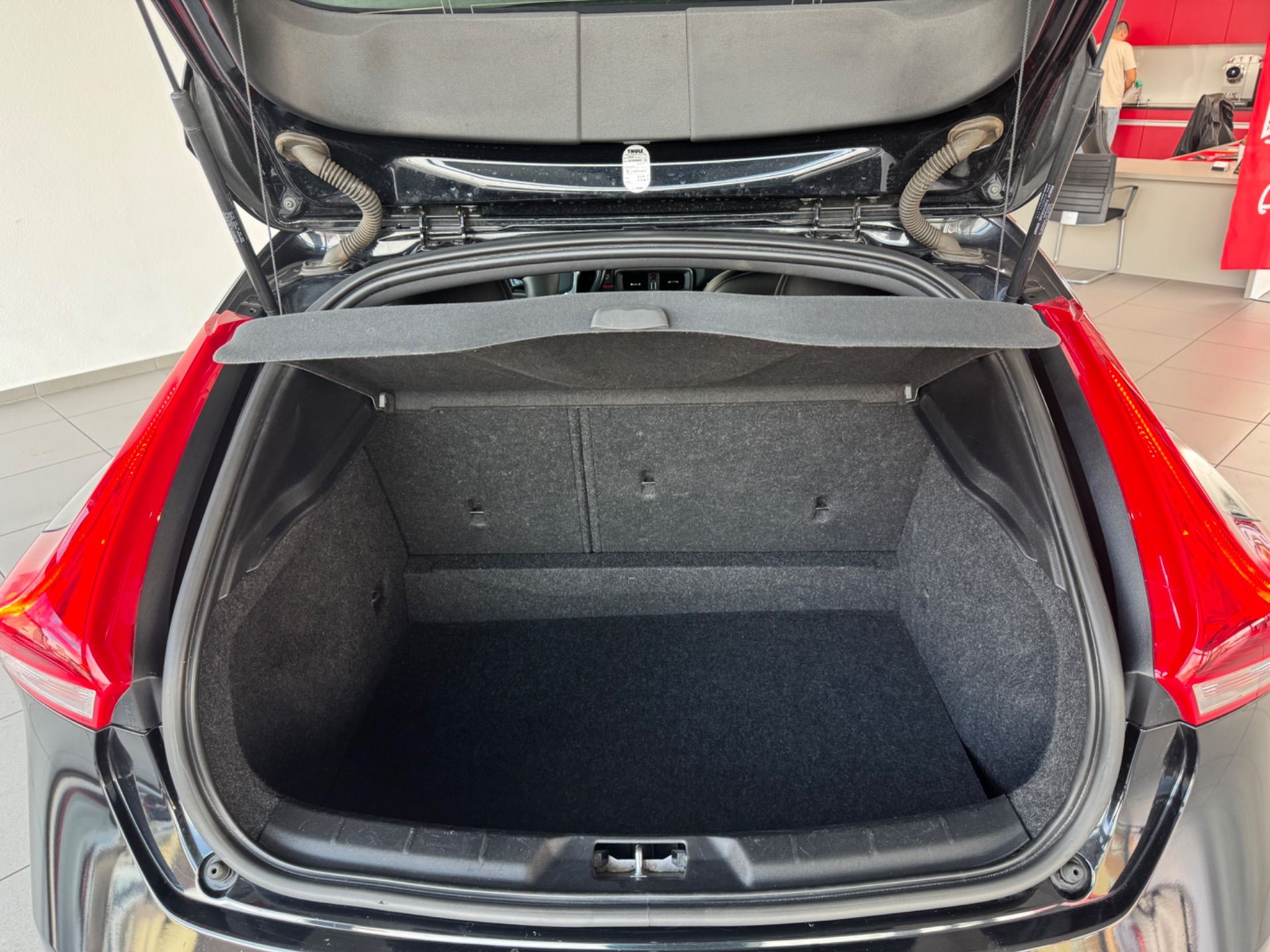 VOLVO V40 D4 Summum R-Design Geartronic-image-17