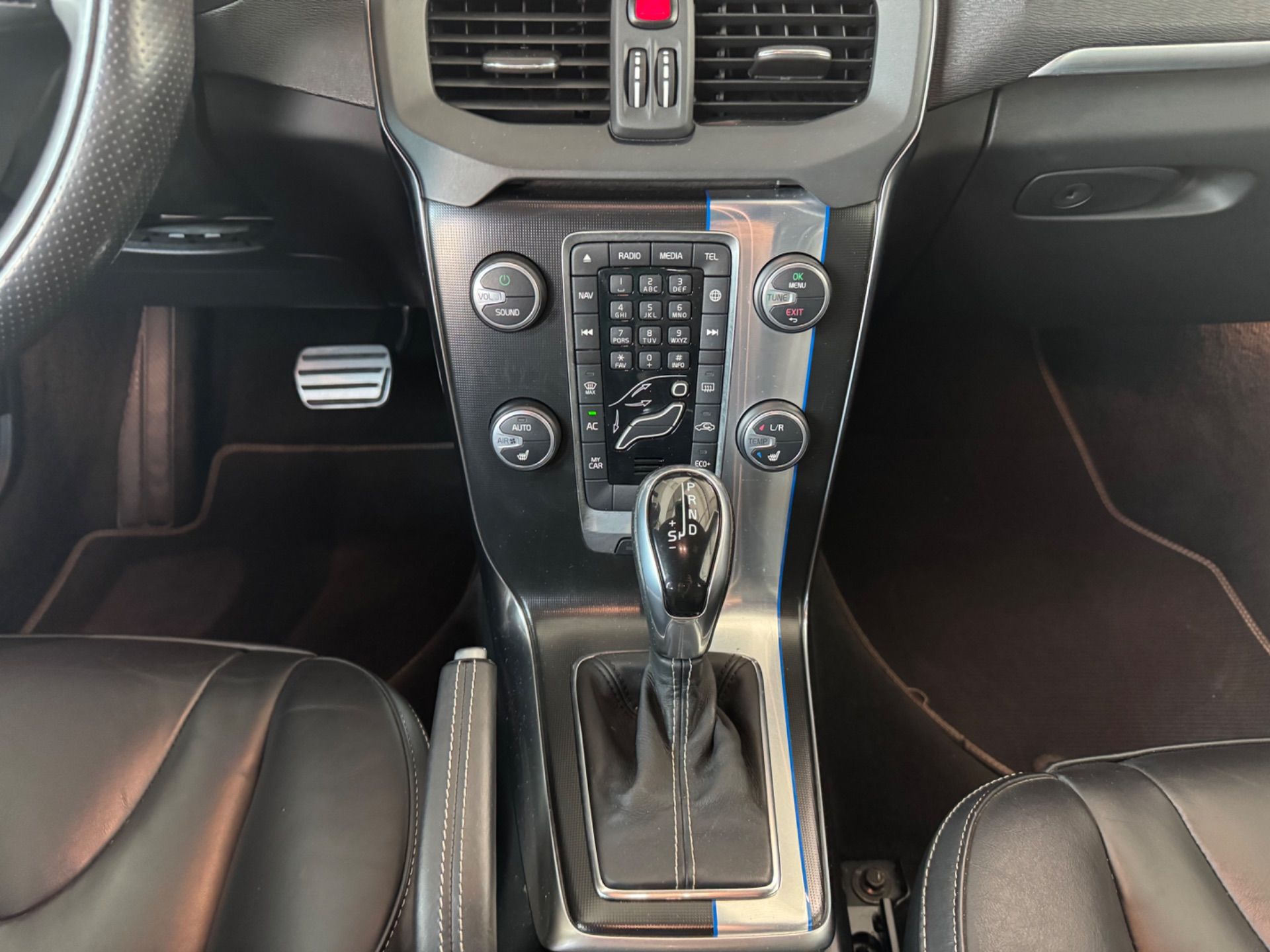 VOLVO V40 D4 Summum R-Design Geartronic-image-15