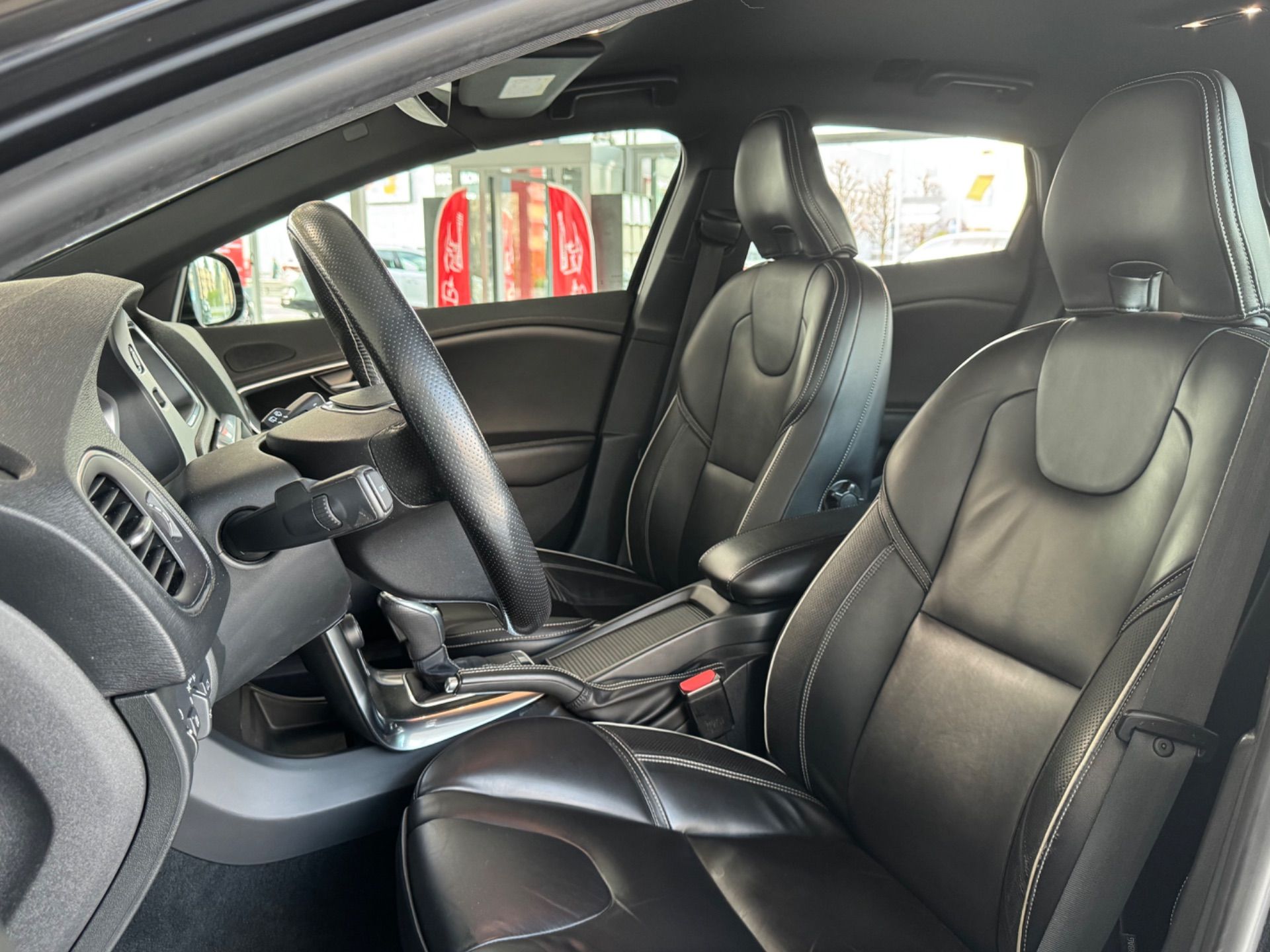VOLVO V40 D4 Summum R-Design Geartronic-image-8