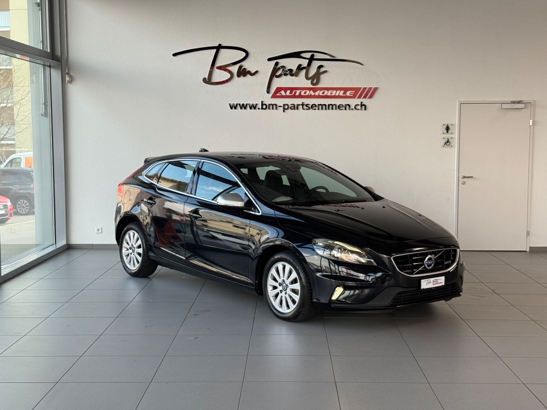 VOLVO V40 D4 Summum R-Design Geartronic-image-0