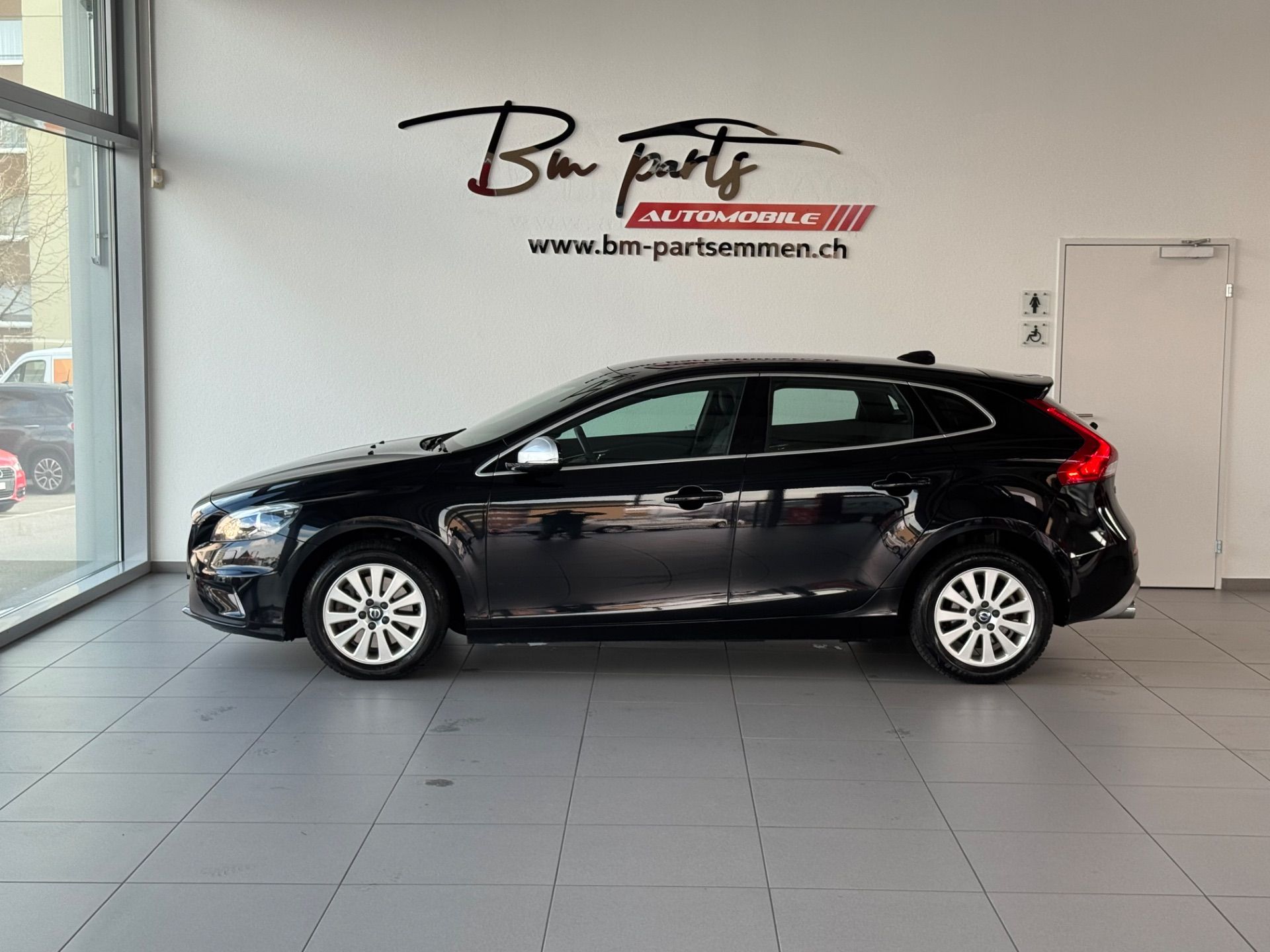 VOLVO V40 D4 Summum R-Design Geartronic-image-2