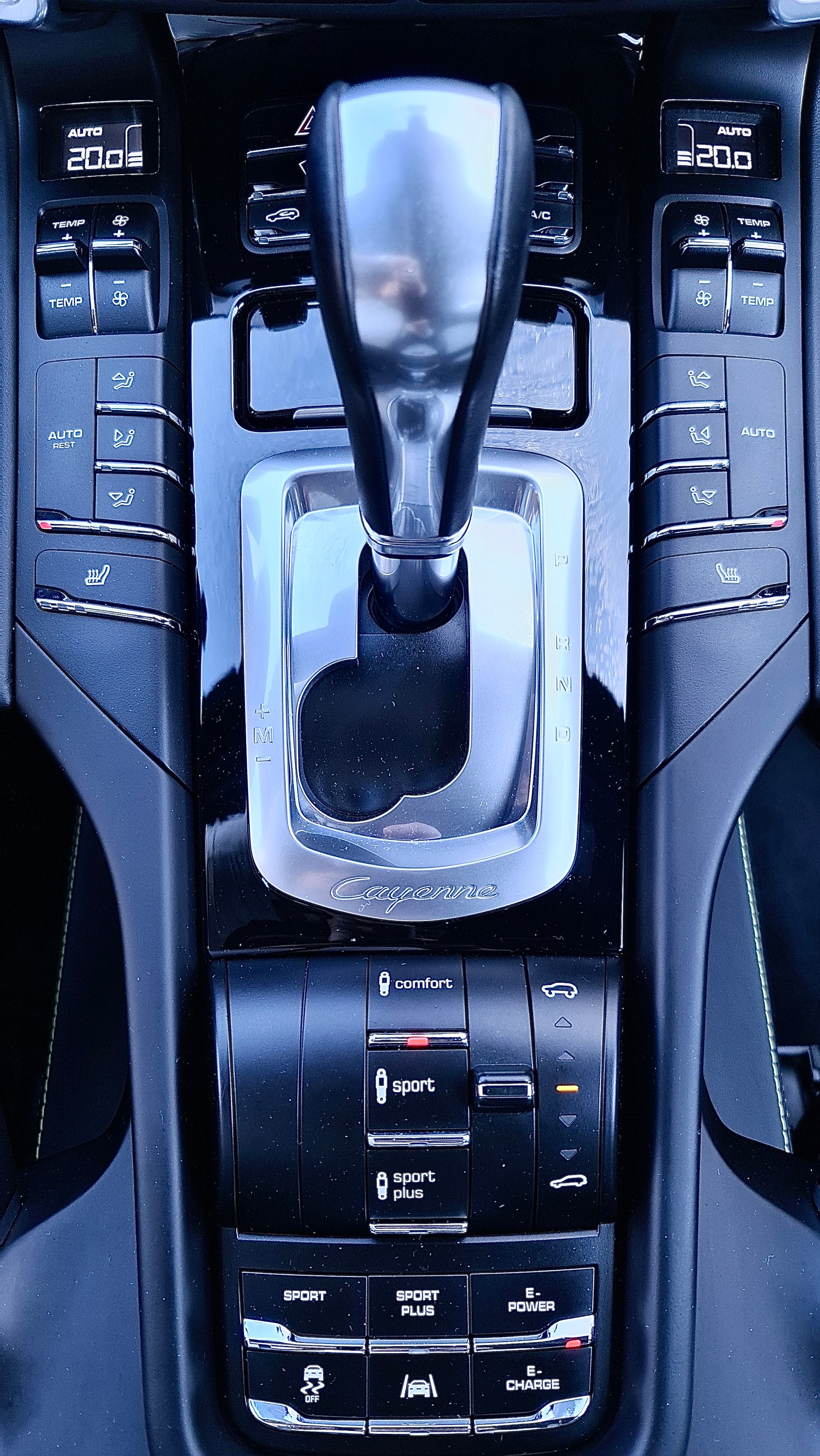 PORSCHE Cayenne S E-Hybrid Platinum Edition-image-13