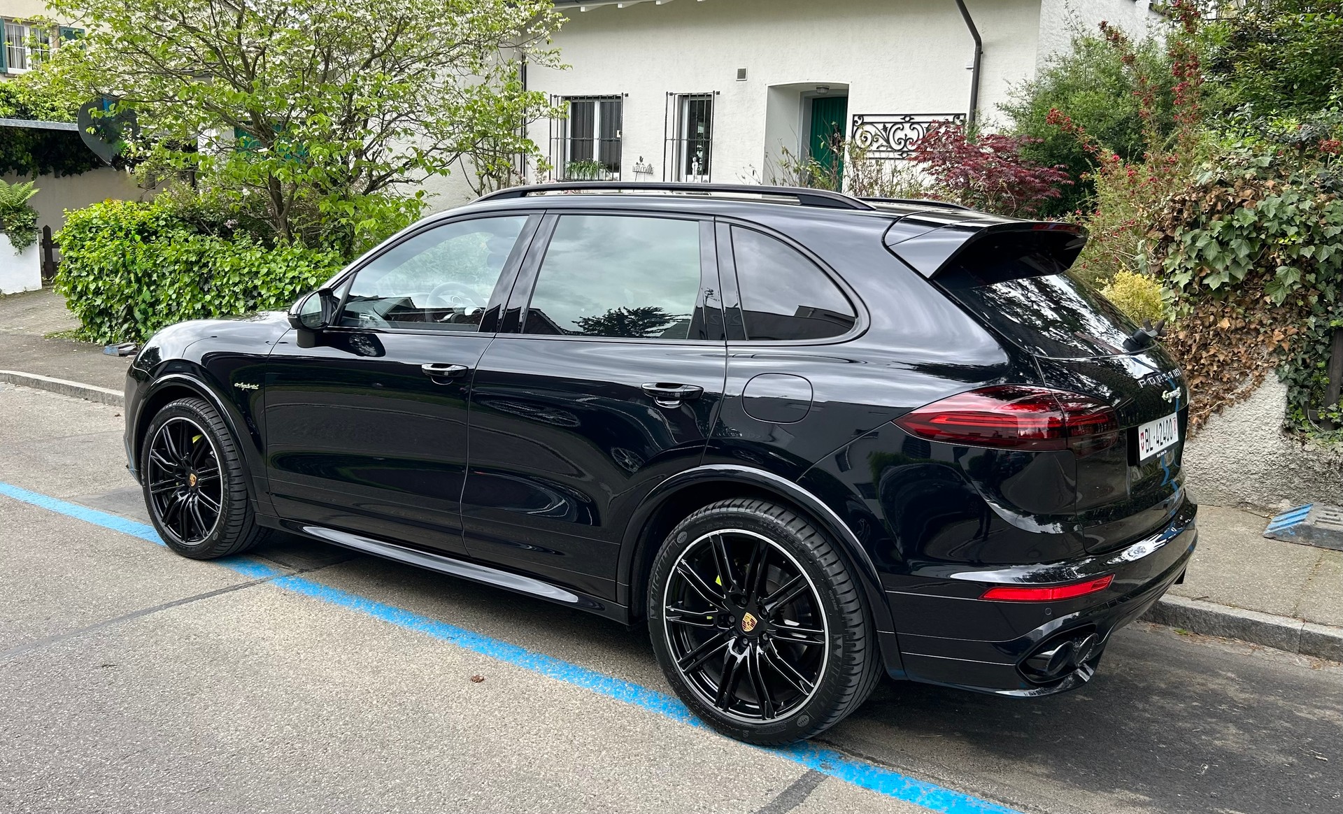 PORSCHE Cayenne S E-Hybrid Platinum Edition-image-2
