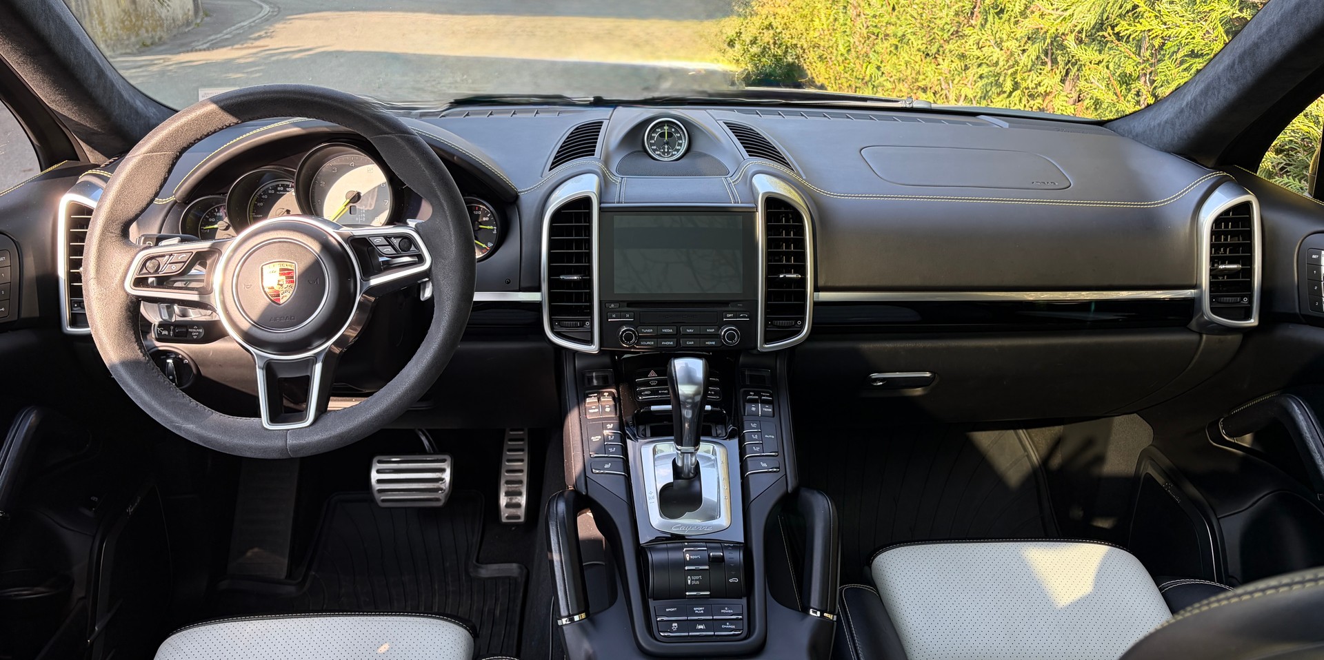 PORSCHE Cayenne S E-Hybrid Platinum Edition-image-7