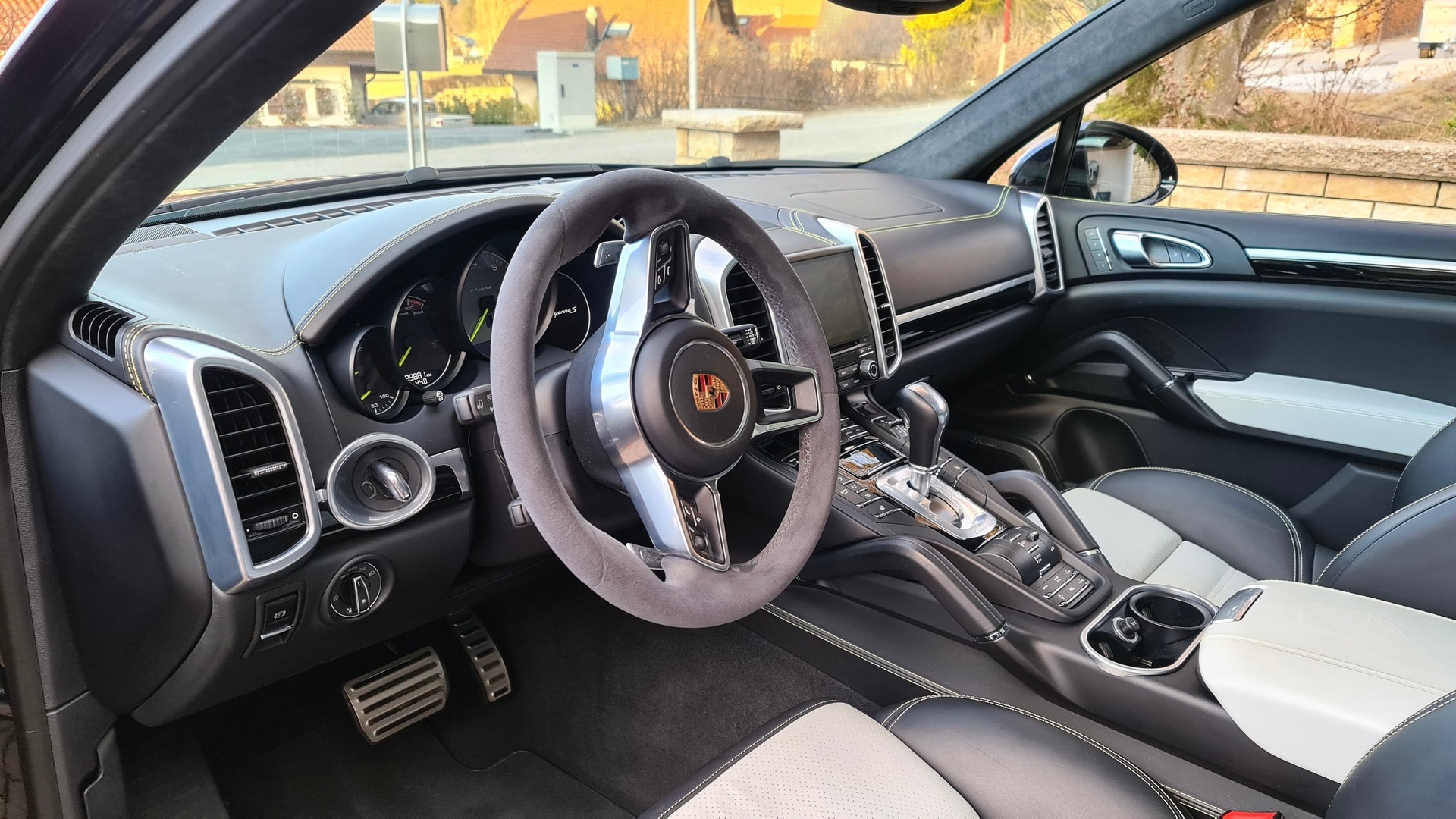 PORSCHE Cayenne S E-Hybrid Platinum Edition-image-8