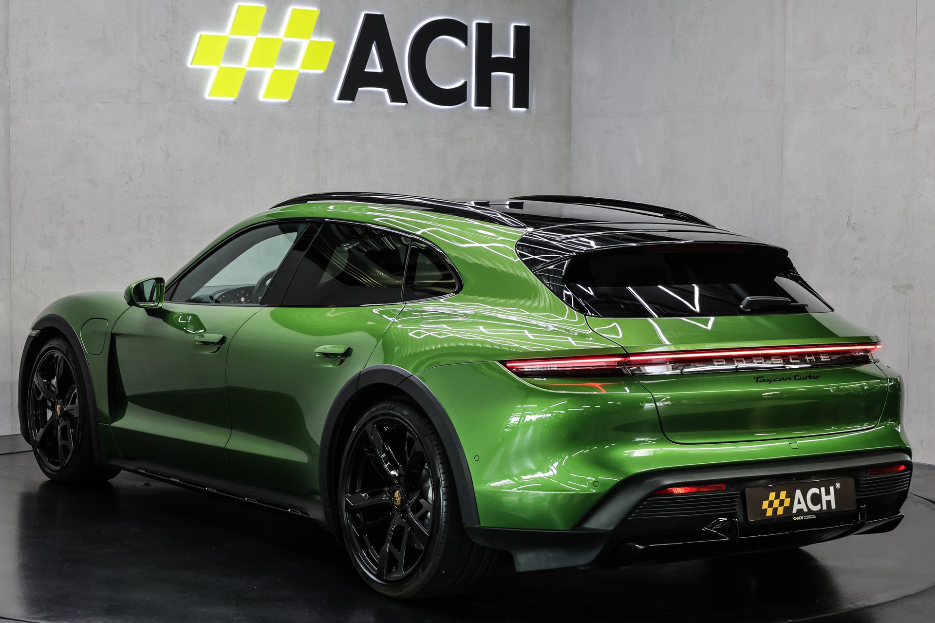 PORSCHE Taycan Turbo Cross Turismo-showroom-element-3