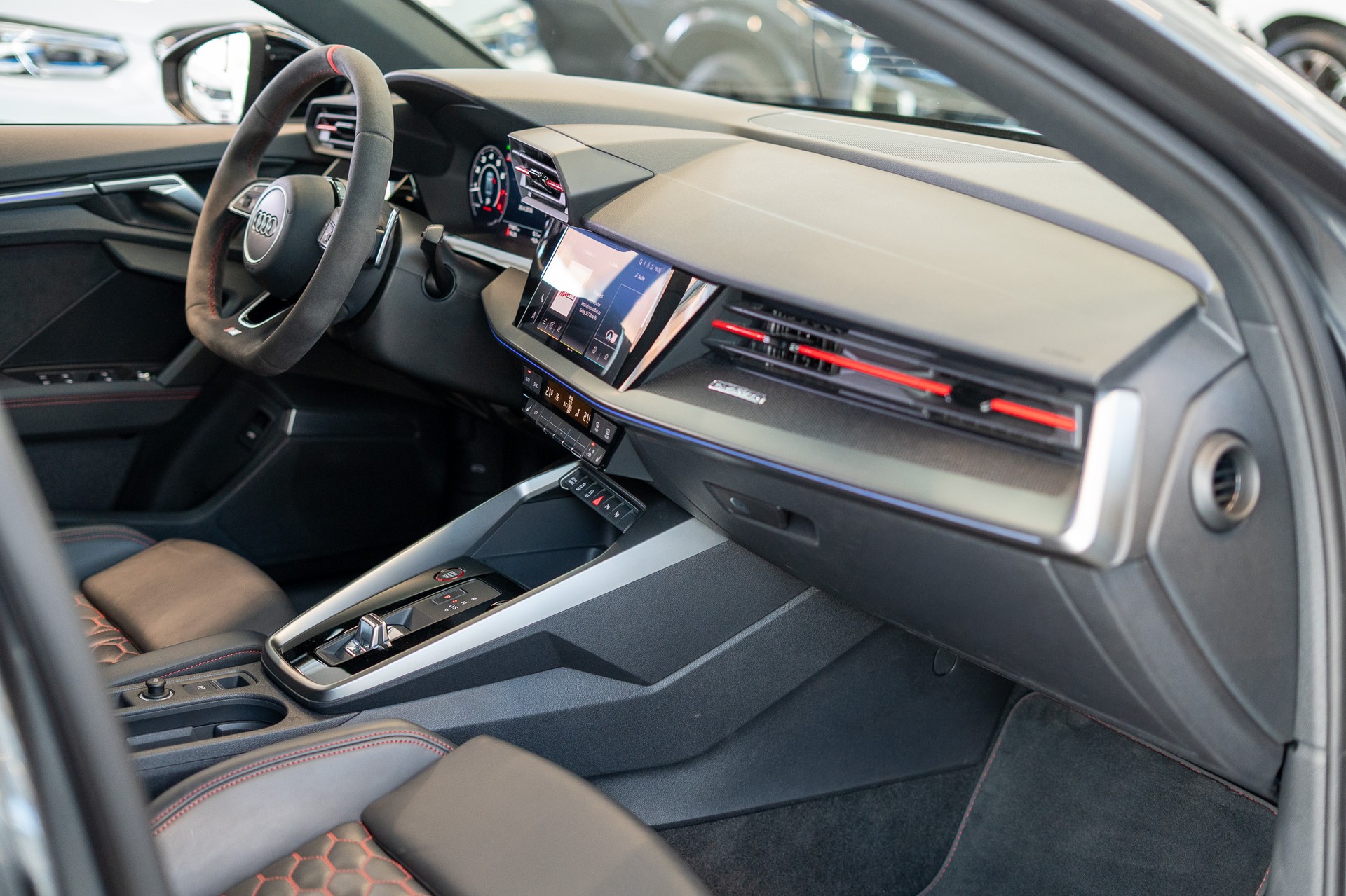 AUDI RS3 Limousine 2.5 TFSI quattro S-Tronic / CH-Fahrzeug / Performance Auspuff / Panorama-Schiebedach-image-16