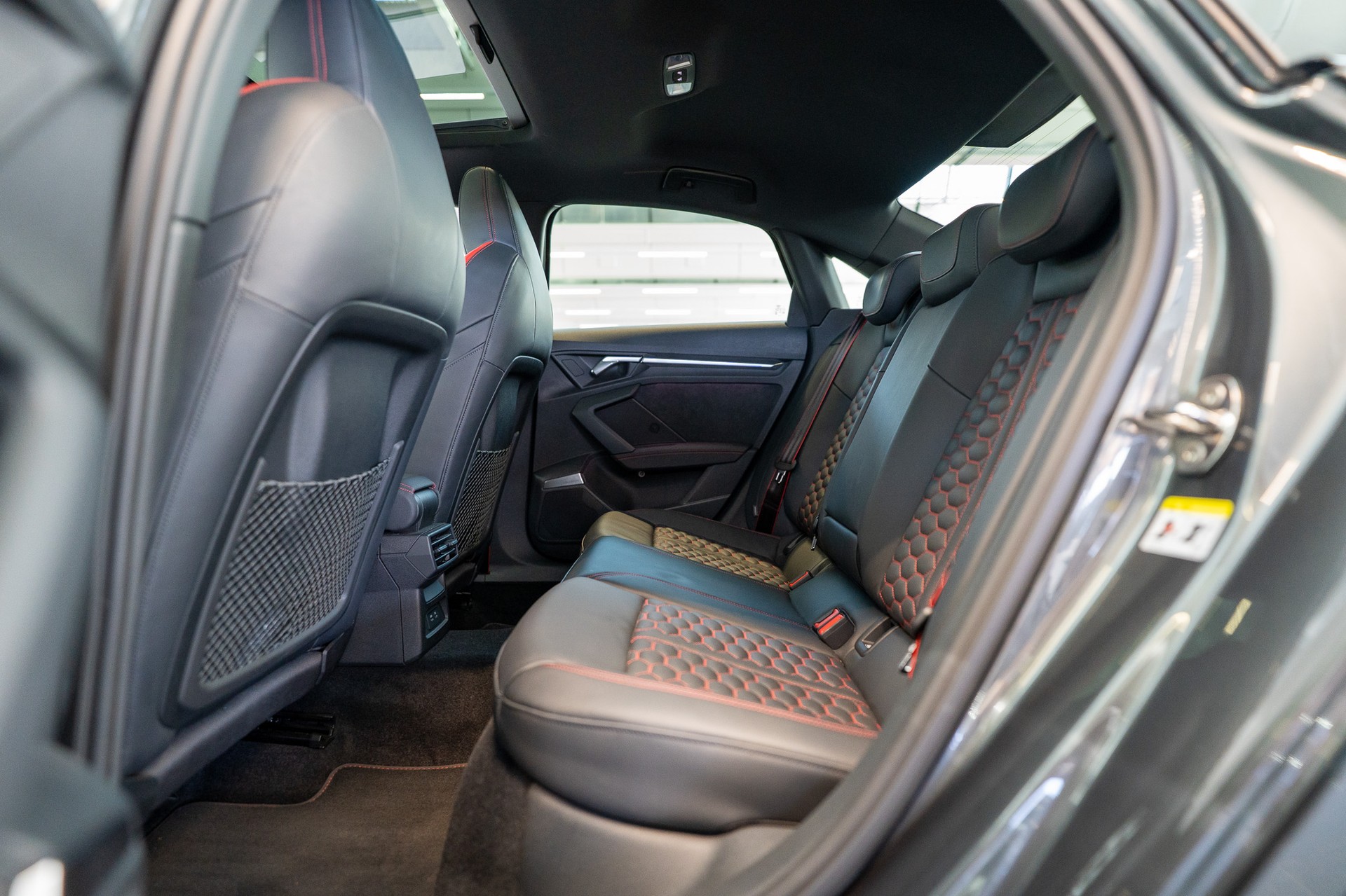 AUDI RS3 Limousine 2.5 TFSI quattro S-Tronic / CH-Fahrzeug / Performance Auspuff / Panorama-Schiebedach-image-14